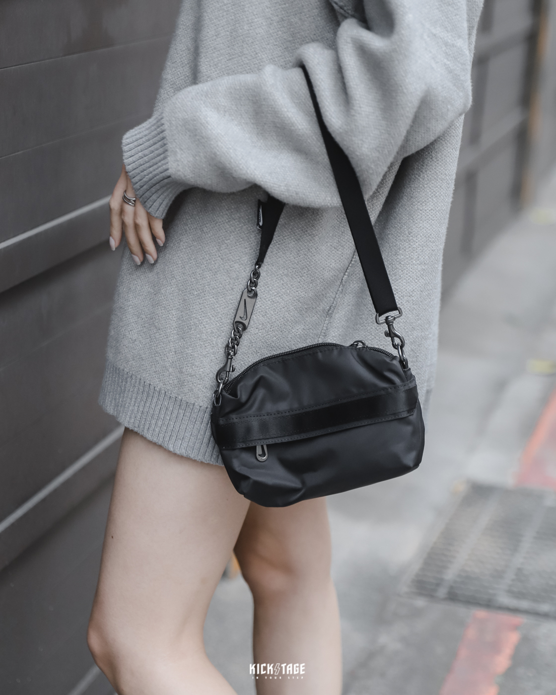 NIKE NSW FUTURA LUXE 黑色 奶油香檳金 紅棕 尼龍 緞面 鏈帶包 斜背包【CW9304-010】