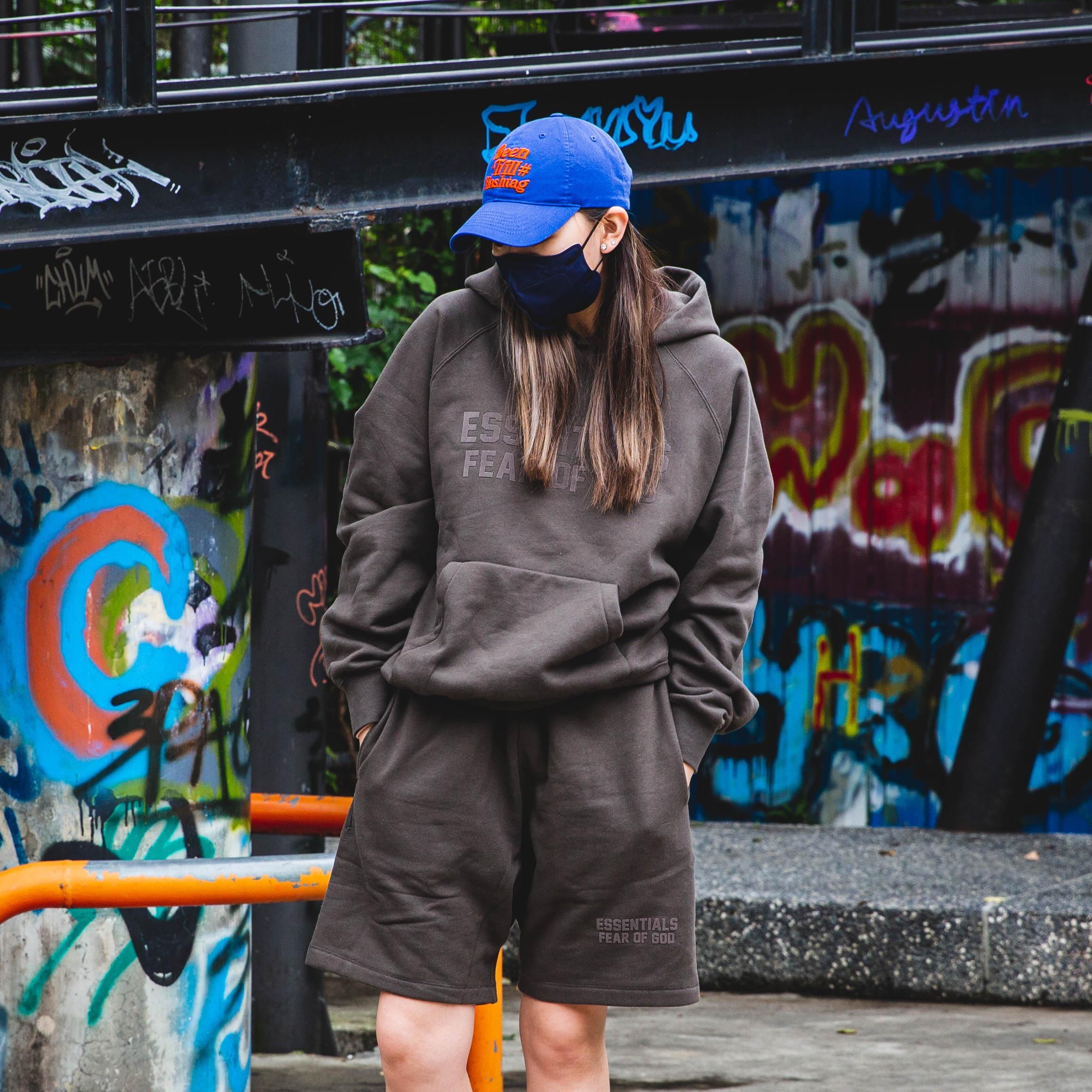 『現貨』ESSENTIALS 胸前大字 FEAR OF GOD "black" 植絨 帽T【192SU222055F】