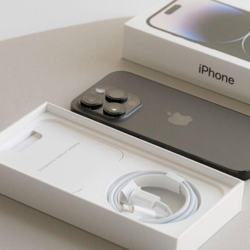 iPhone 不附贈快充