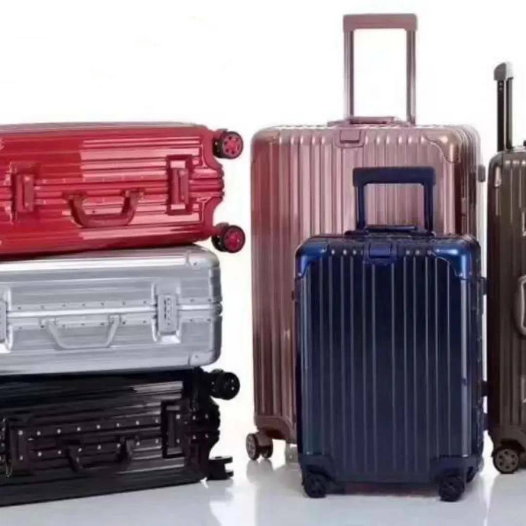 極致簡約行李箱