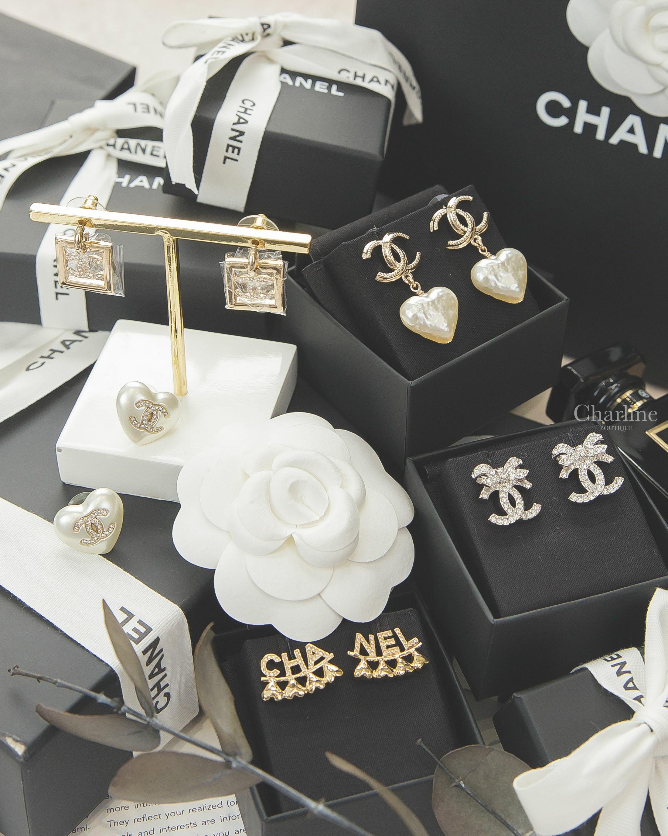 Chanel Earrings 金色水鑽CC白色愛心耳環,金色水鑽字母反向愛心不對稱耳環,金色簍空水鑽CC方型垂墜耳環,銀色水鑽蝴蝶結CC耳環,金色壓紋滾邊CC白色樹脂愛心垂墜耳環-Charline Boutique 精品代購