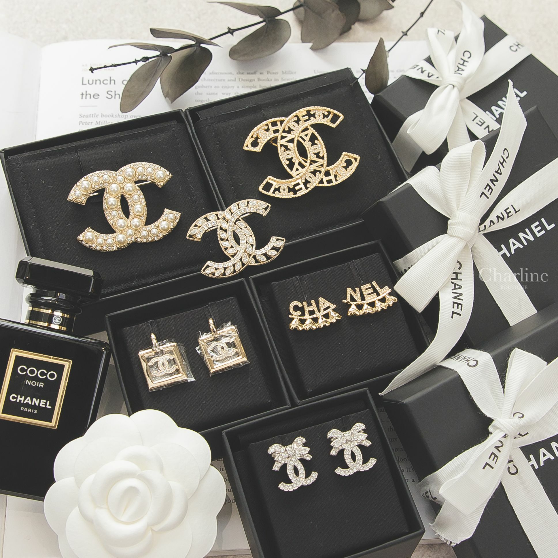 Chanel Brooch 金色簍空麥穗方型水鑽CC胸針,金色簍空字母水鑽CC胸針,金色大小珍珠水鑽CC胸針,金色水鑽字母反向愛心不對稱耳環,金色簍空水鑽CC方型垂墜耳環,銀色水鑽蝴蝶結CC耳環-Charline Boutique 精品代購