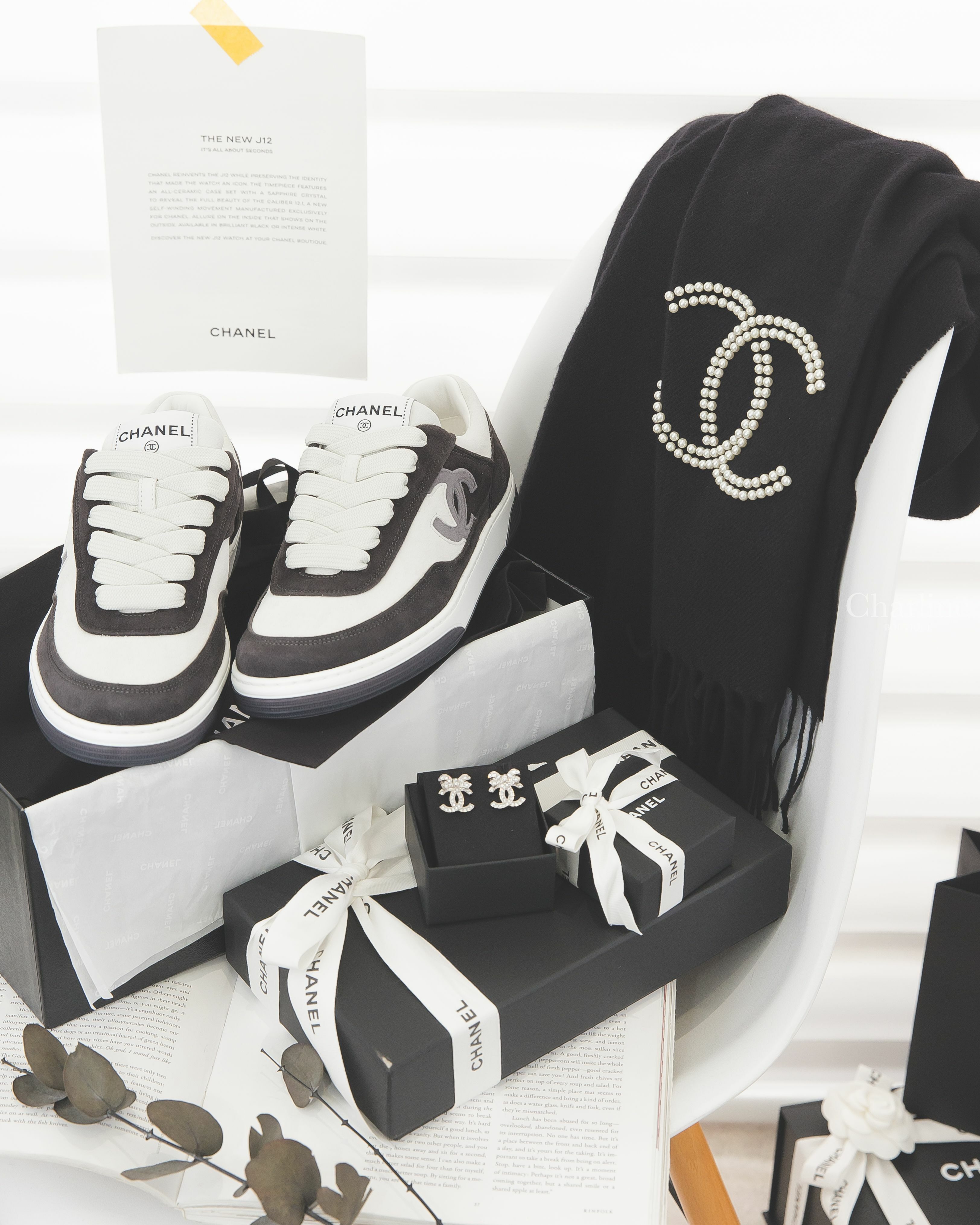 Chanel Earrings 銀色水鑽蝴蝶結CC耳環,Scarf 黑底白色珍珠CC流蘇喀什米爾真絲圍巾,Trainers 白色拼黑色灰CC麂皮運動鞋-Charline Boutique 精品代購