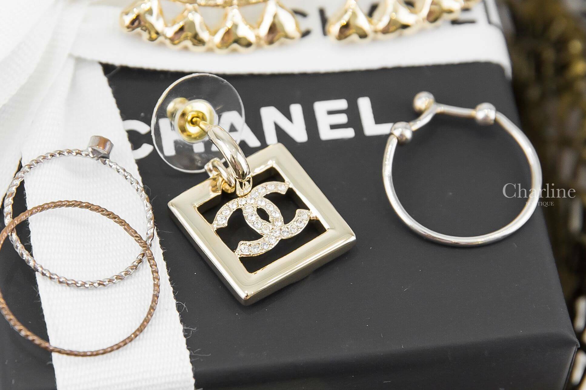 Chanel Earrings 金色簍空水鑽CC方型垂墜耳環