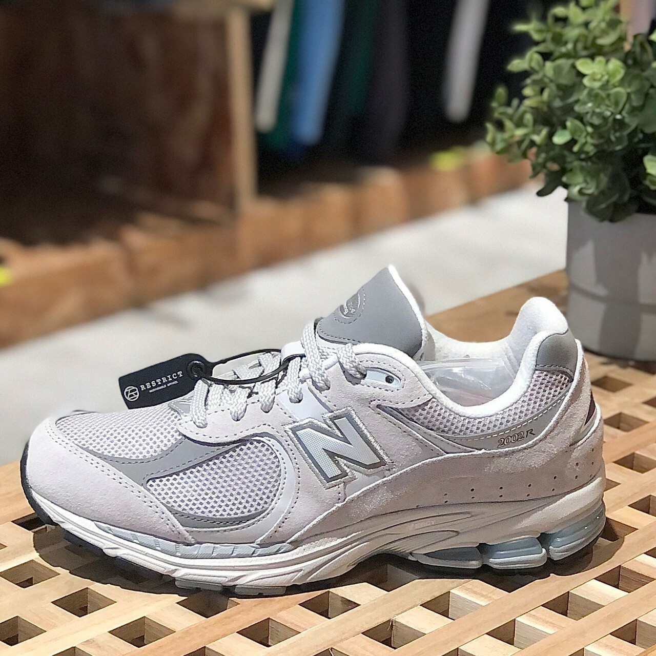 New Balance 雲霧灰麂皮網眼布復古運動鞋ML2002R0