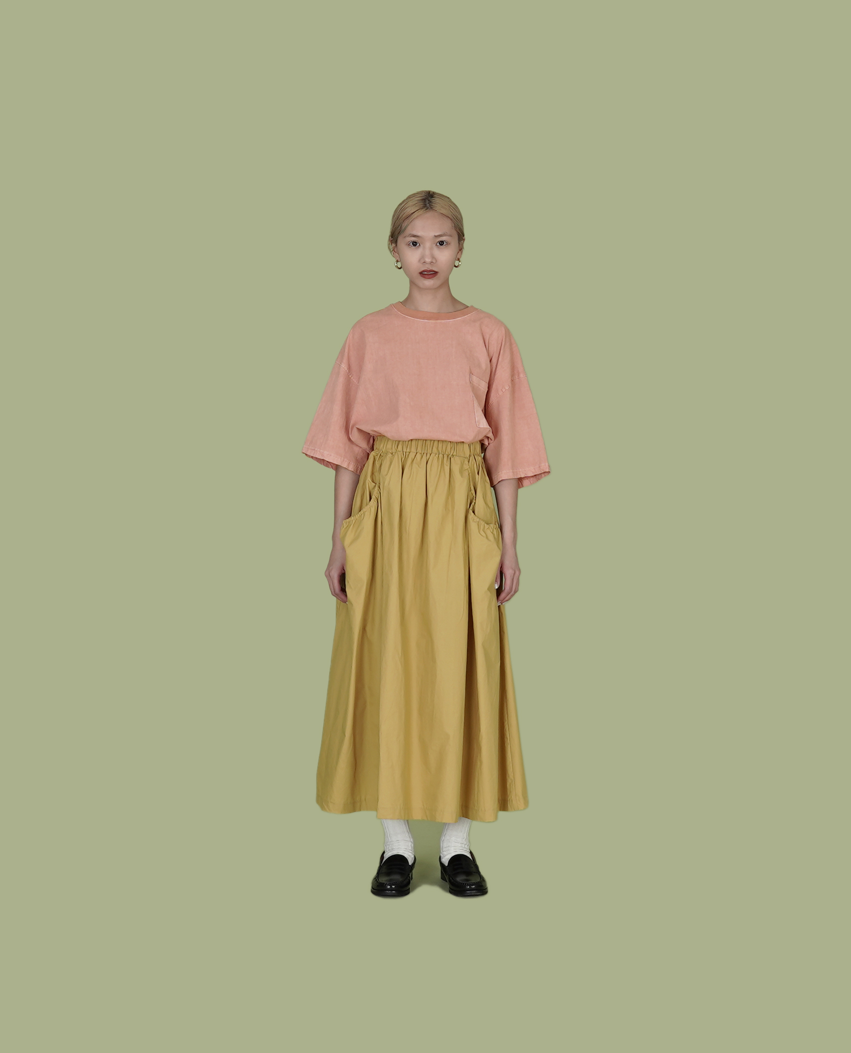 滑料鬆緊前口袋中長裙