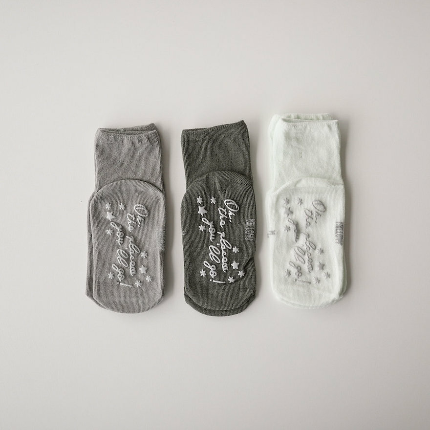 灰、墨綠、白色襪子(2-4歲）