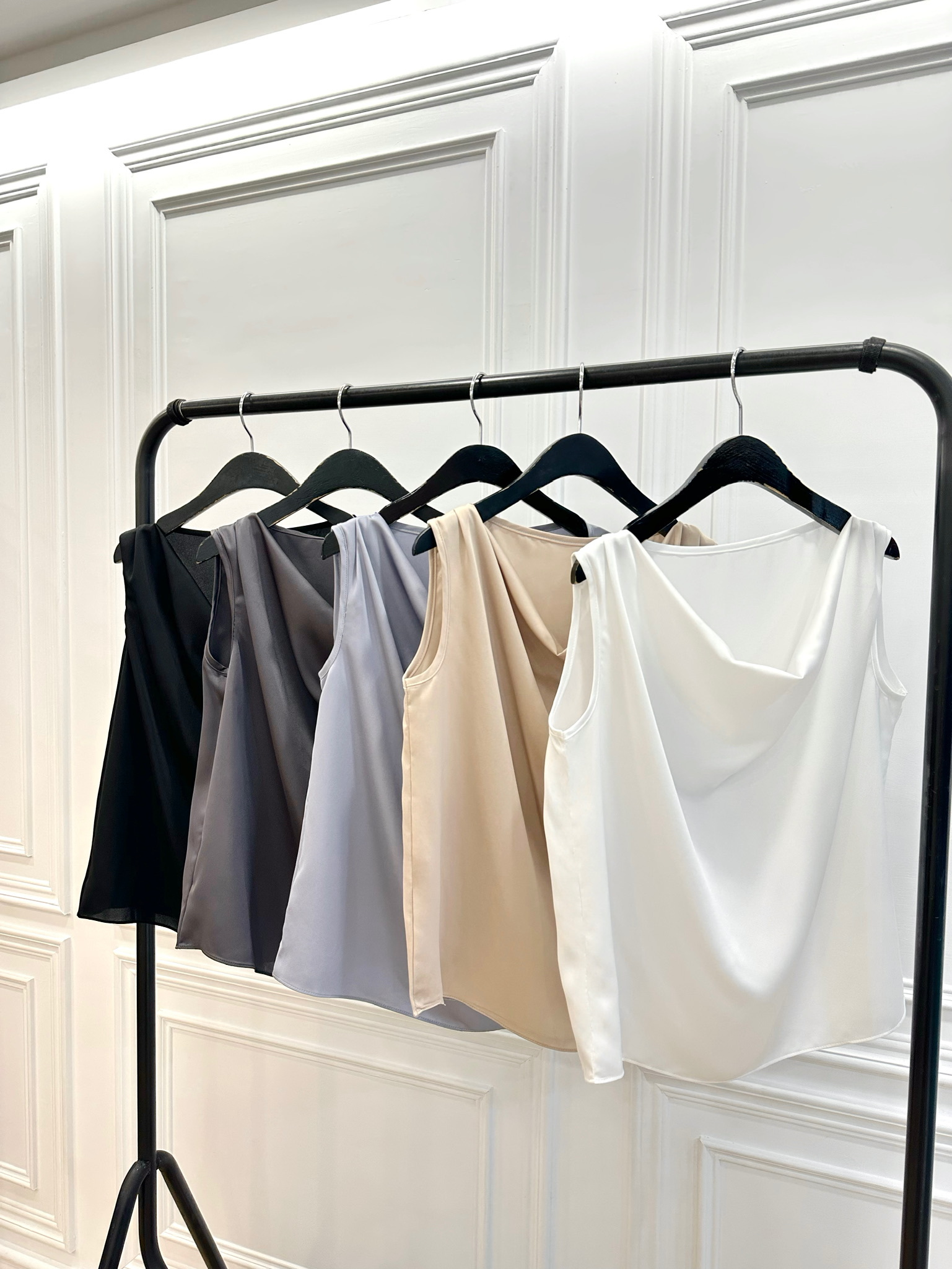 光澤垂墜領背心