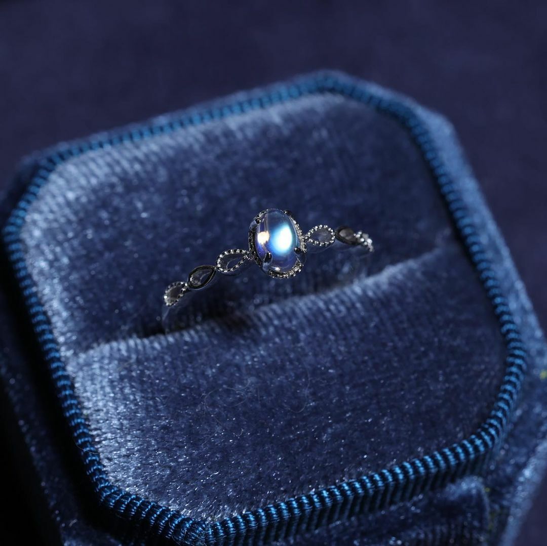 月亮石純銀戒指 款式二（產品編號：R07002）