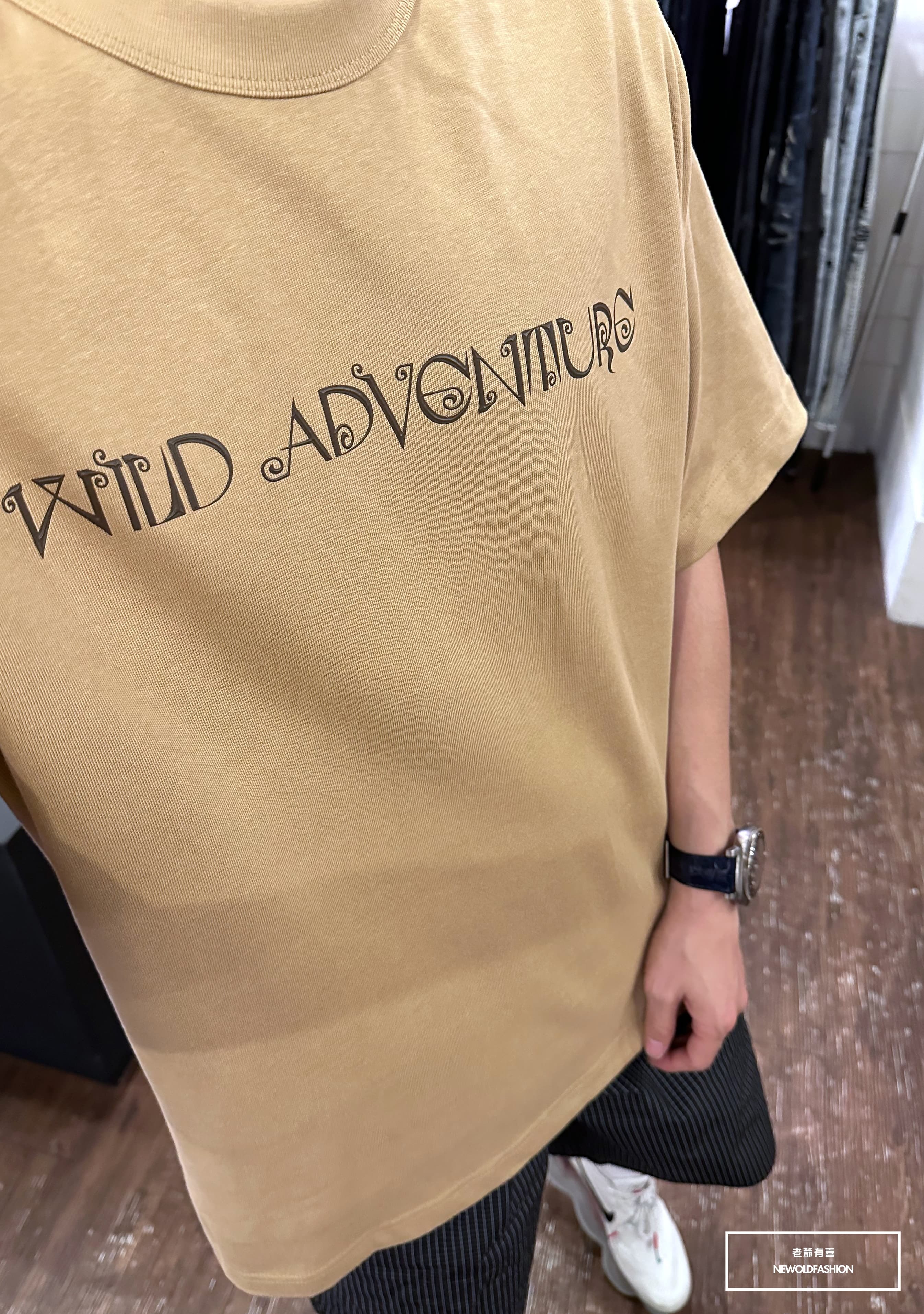 『新品上市』重磅WILD英字短T(NOF23032534)-卡其