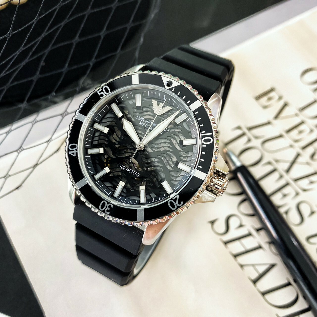 【EMPORIO ARMANI】波浪刻紋機械手錶 AR60062 42mm 現代鐘錶