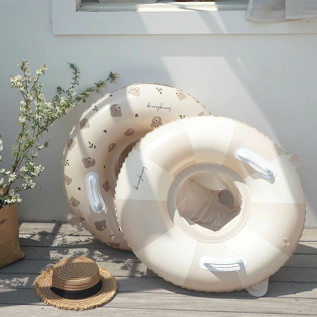 最可愛奶油色泳圈