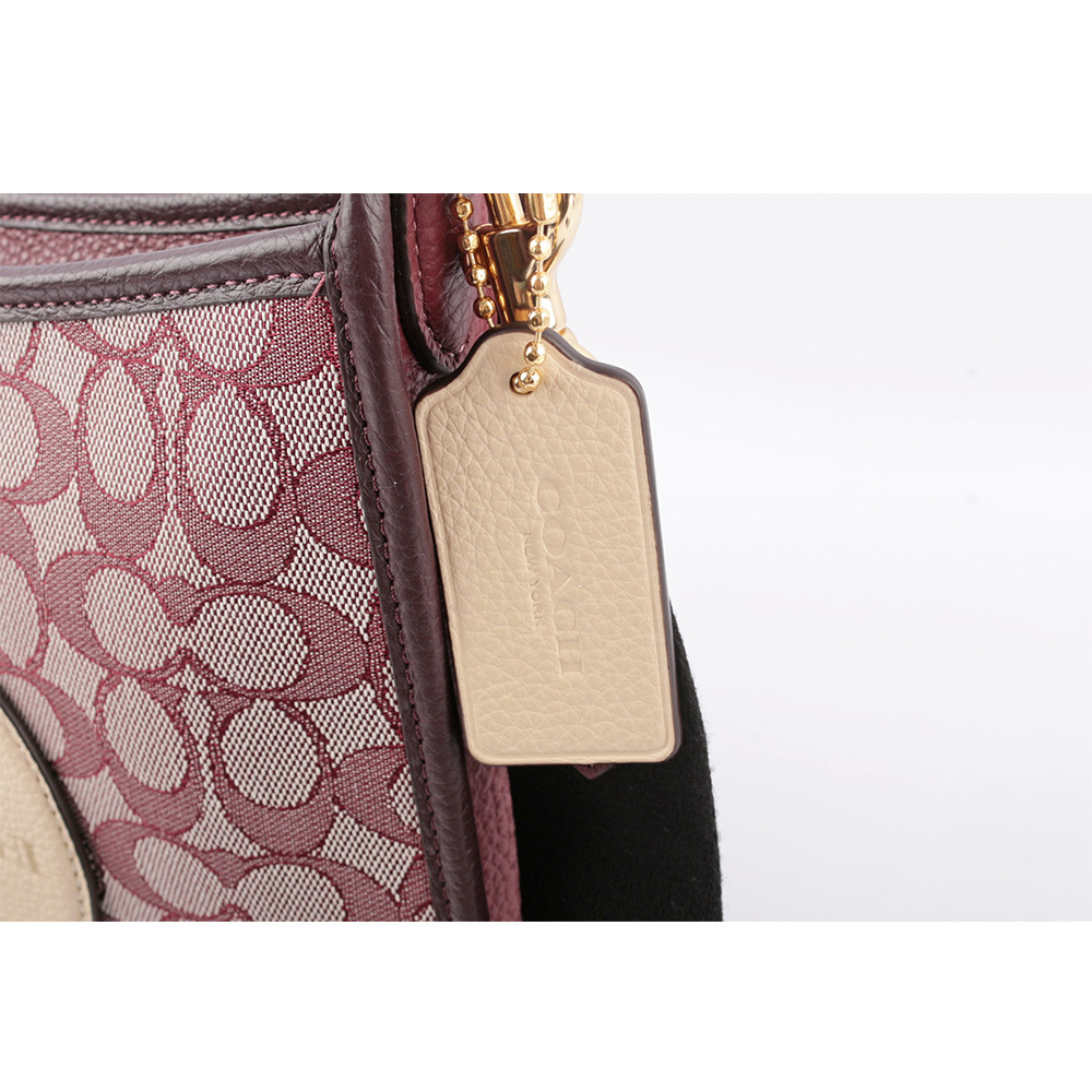 【COACH】Dempsey 緹花拼皮革條紋斜背包(酒紅色)