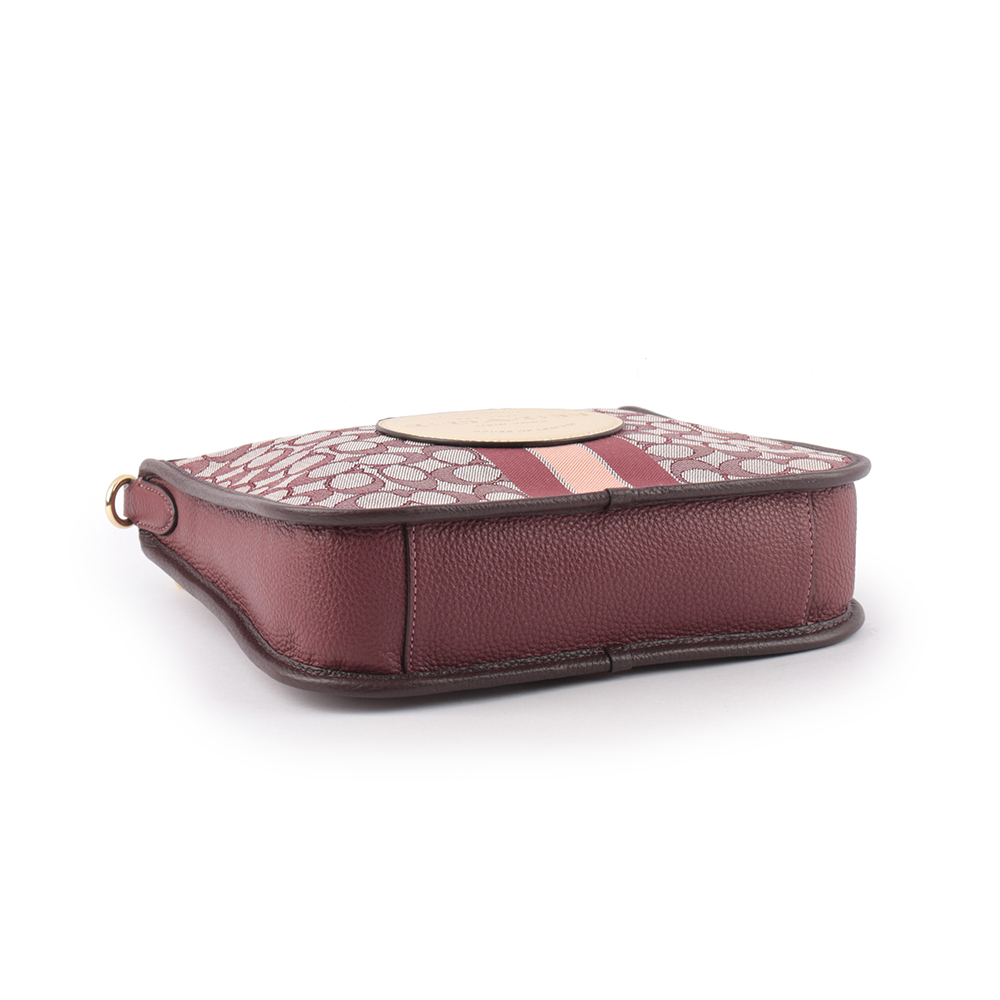 【COACH】Dempsey 緹花拼皮革條紋斜背包(酒紅色)