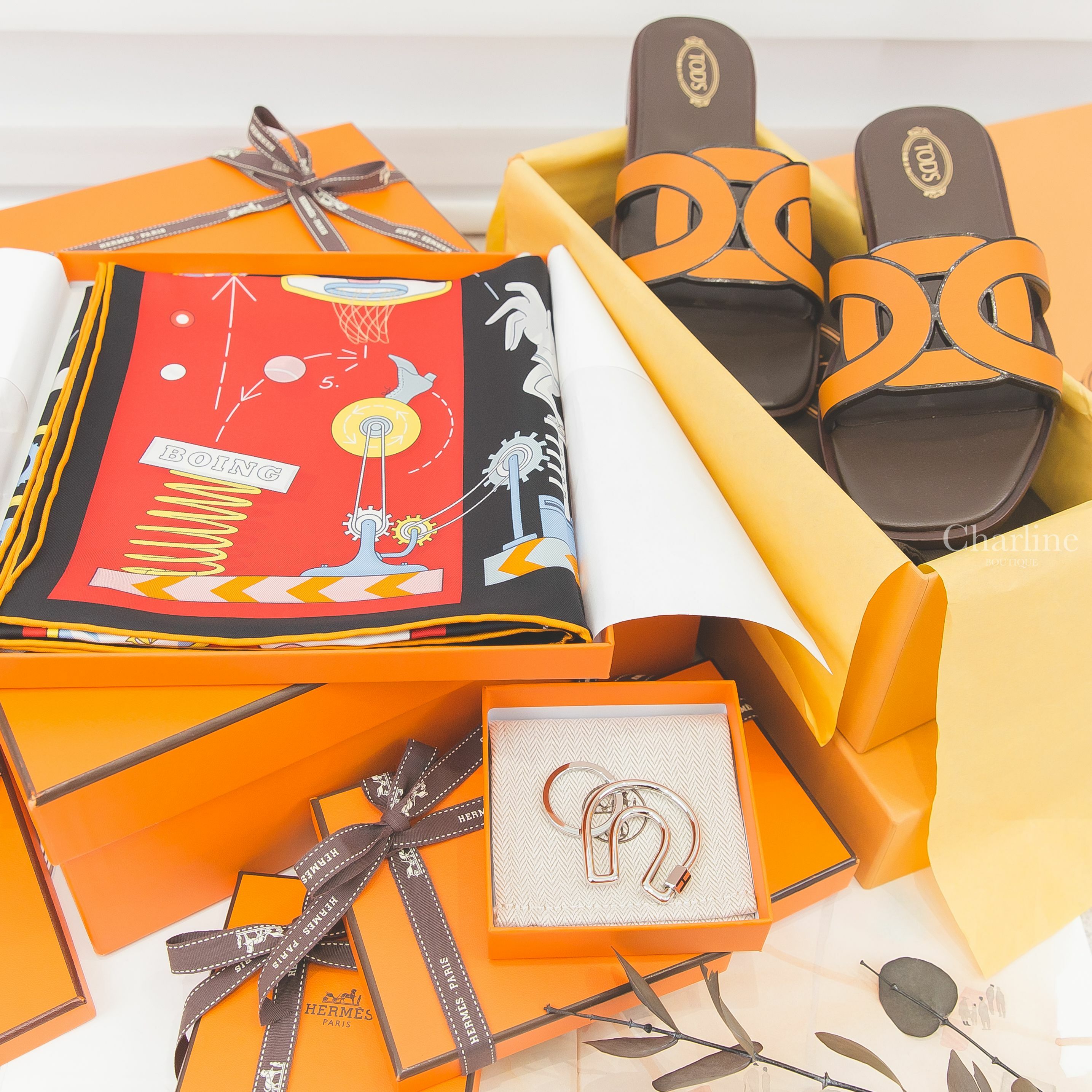 Hermès Tea For Two Scarf 90 黑色/紅色/彩色雙人茶會真絲方巾,Hermès 銀色簍空馬蹄黑色H字樣不銹鋼鑰匙圈,Tod's Sandals 橙色黑色滾邊皮革平底拖鞋-Charline Boutique 精品代購