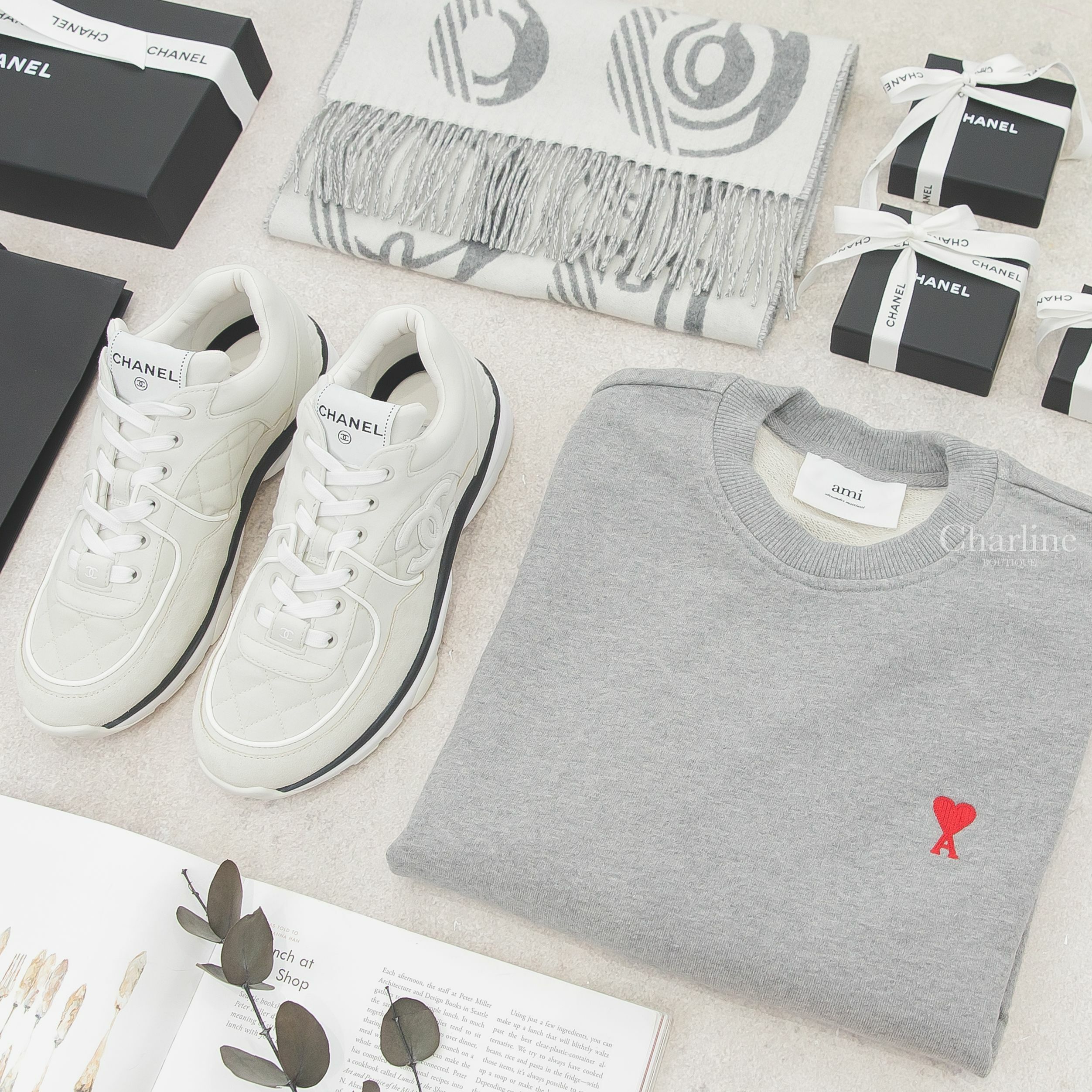 Hermès Casaque Do Re Boucles Muffler 象牙白拼法蘭絨灰圖騰雙面喀什米爾流蘇圍巾,Chanel Trainers 淺灰色菱格紋布面拼麂皮CC小牛皮運動鞋-Charline Boutique 精品代購