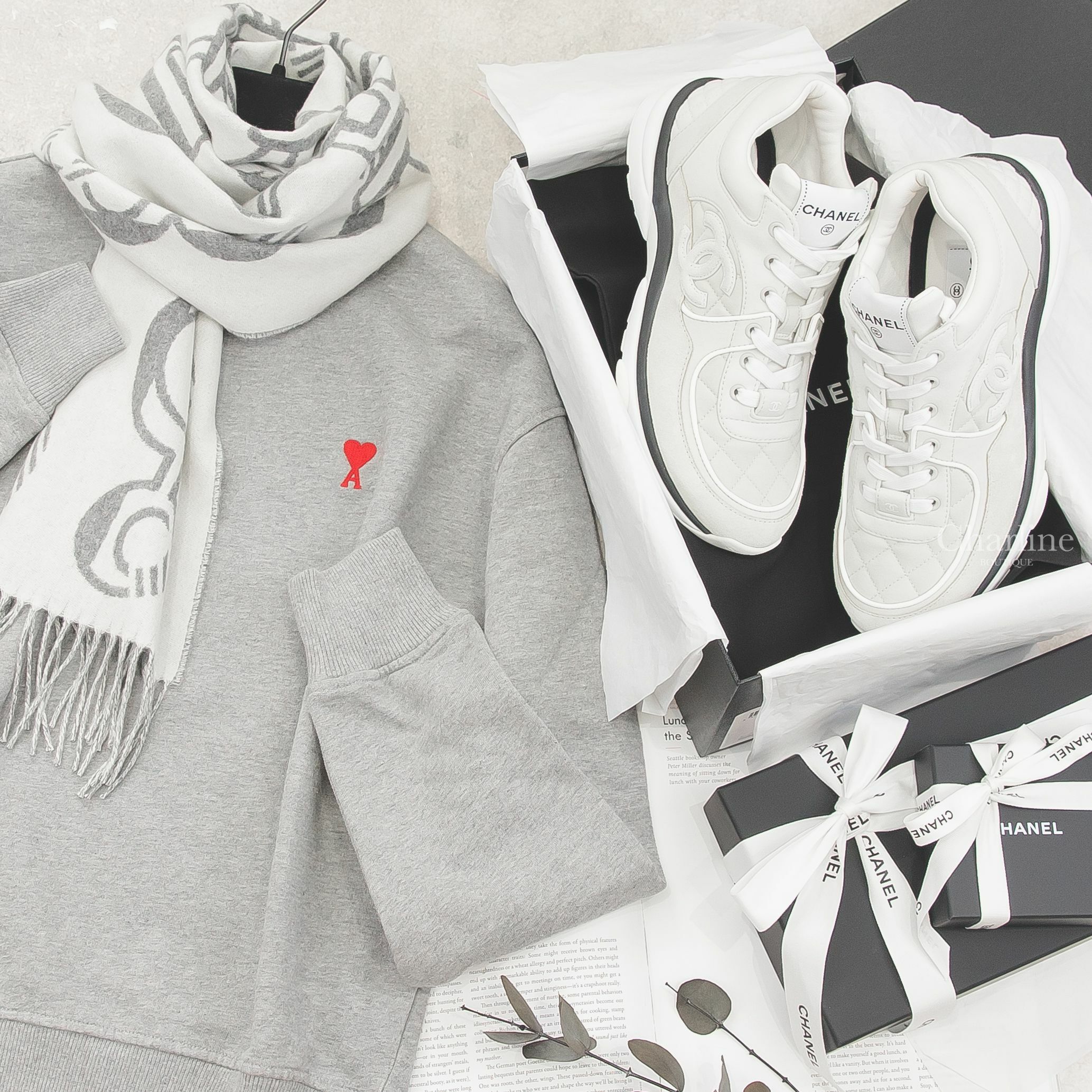 Hermès Casaque Do Re Boucles Muffler 象牙白拼法蘭絨灰圖騰雙面喀什米爾流蘇圍巾,Chanel Trainers 淺灰色菱格紋布面拼麂皮CC小牛皮運動鞋-Charline Boutique 精品代購