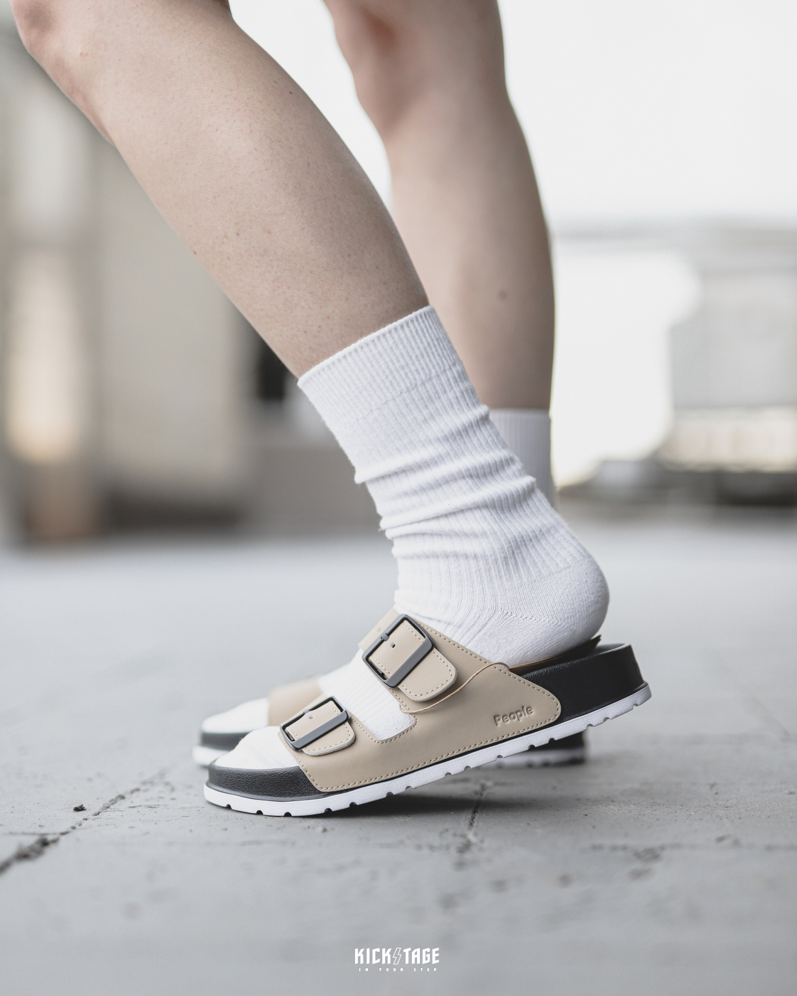 [售出無退換]PEOPLE LENNON HERITAGE 卡其黑白 絨面兩槓鞋帶 可調整 拖鞋【NC04HE-346】