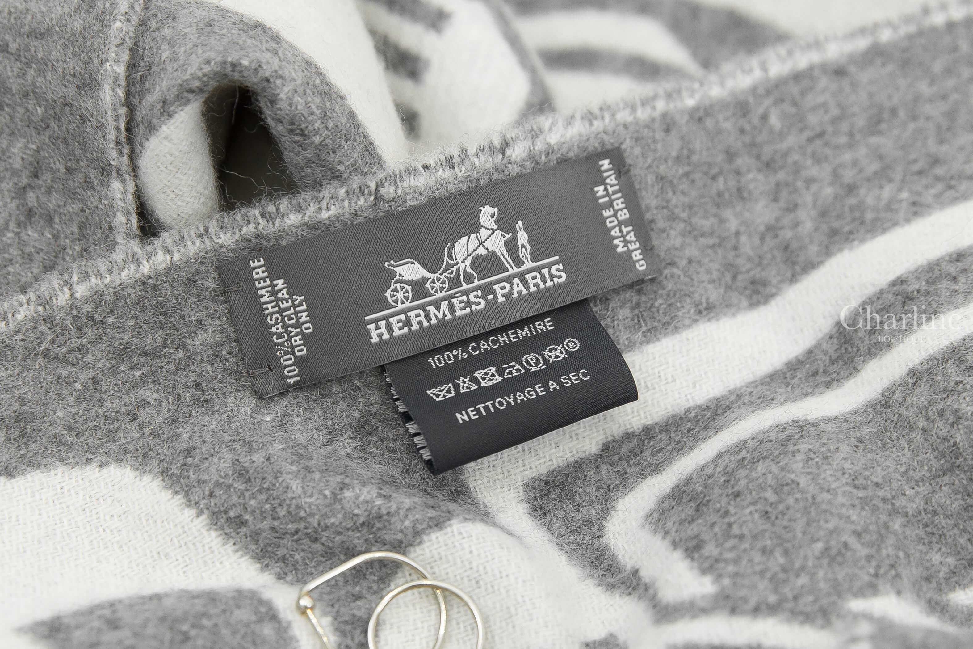 Hermès Casaque Do Re Boucles Muffler 象牙白拼法蘭絨灰圖騰雙面喀什米爾流蘇圍巾-Charline Boutique 精品代購