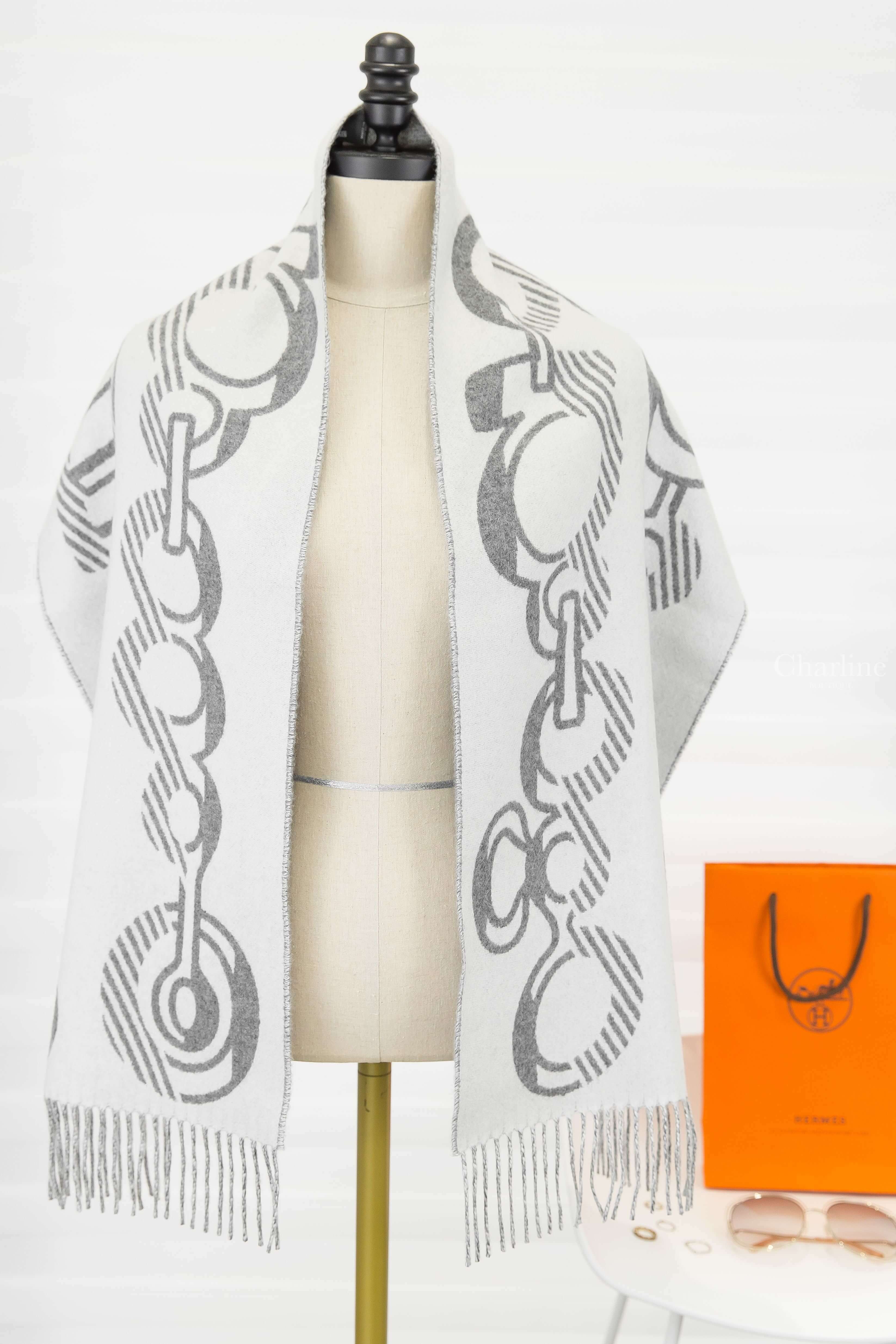 Hermès Casaque Do Re Boucles Muffler 象牙白拼法蘭絨灰圖騰雙面喀什米爾流蘇圍巾-Charline Boutique 精品代購