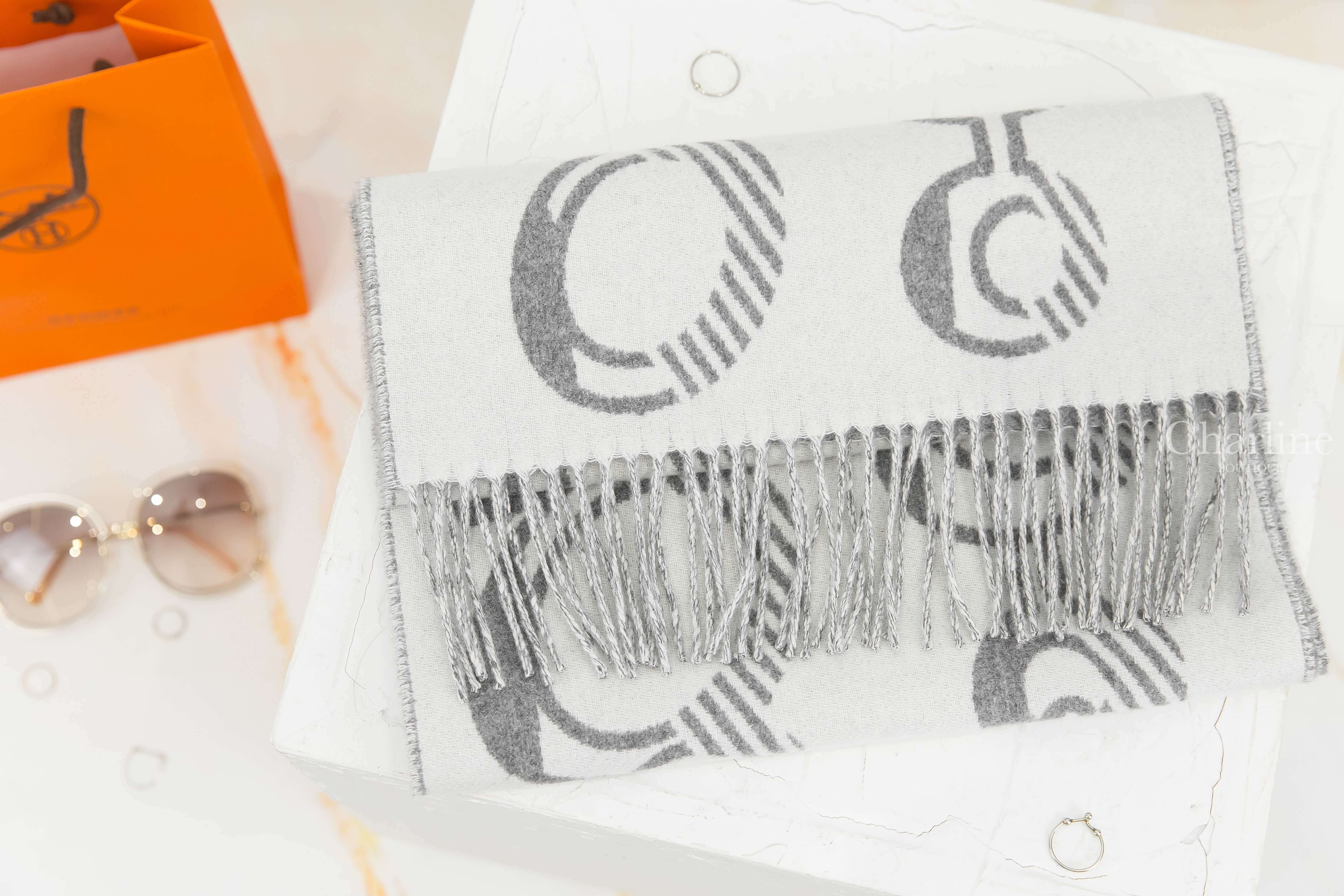 Hermès Casaque Do Re Boucles Muffler 象牙白拼法蘭絨灰圖騰雙面喀什米爾流蘇圍巾-Charline Boutique 精品代購