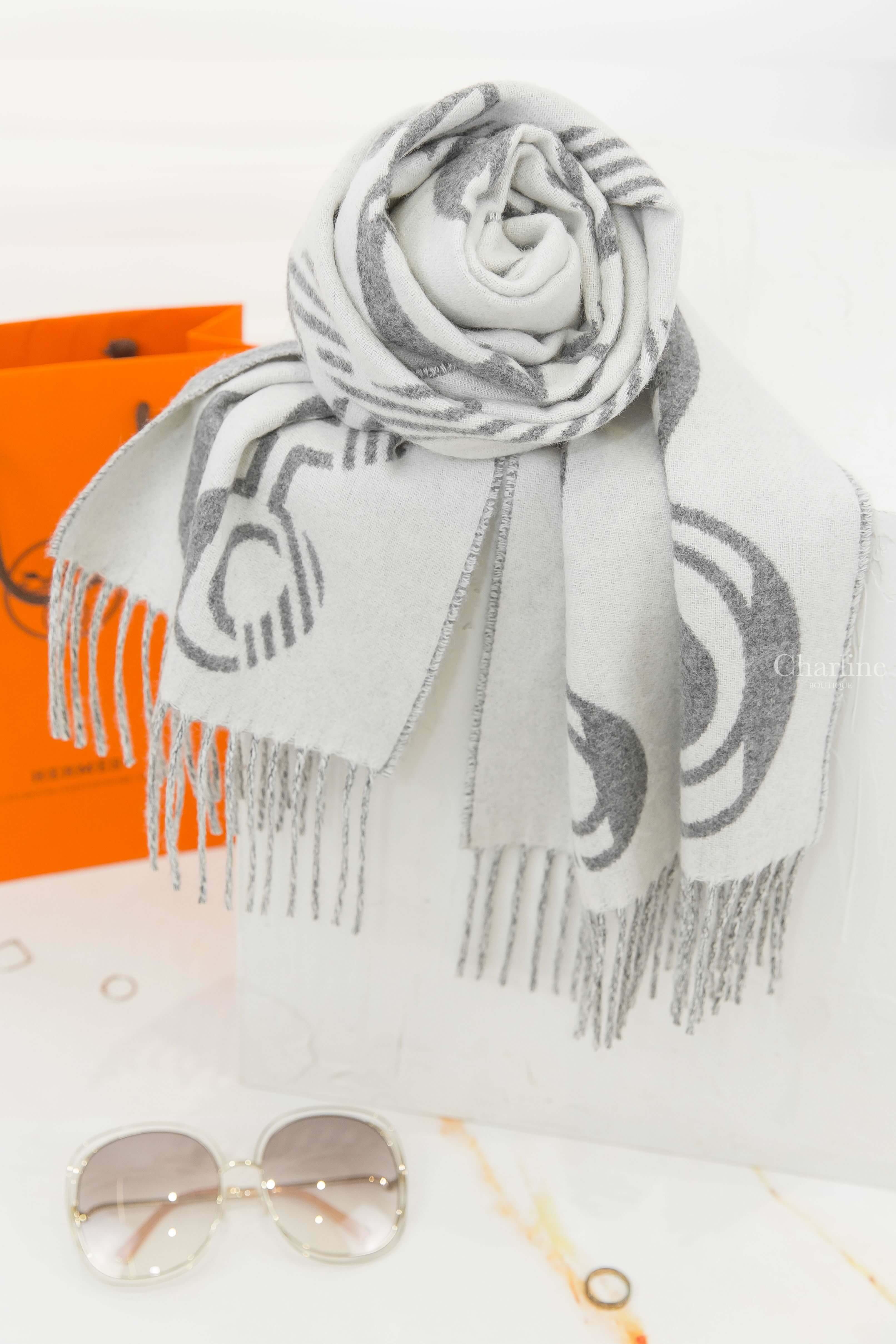 Hermès Casaque Do Re Boucles Muffler 象牙白拼法蘭絨灰圖騰雙面喀什米爾流蘇圍巾