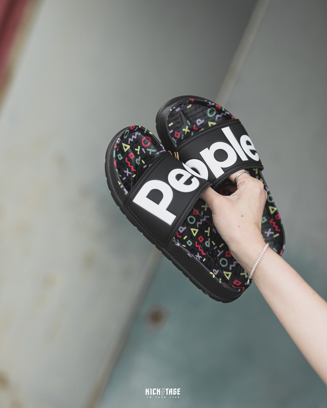 [售出無退換]PEOPLE LENNON SLIDE GRAPHIC 黑彩色 滿版字母 繽紛塗鴉 拖鞋【NC04SG-288】