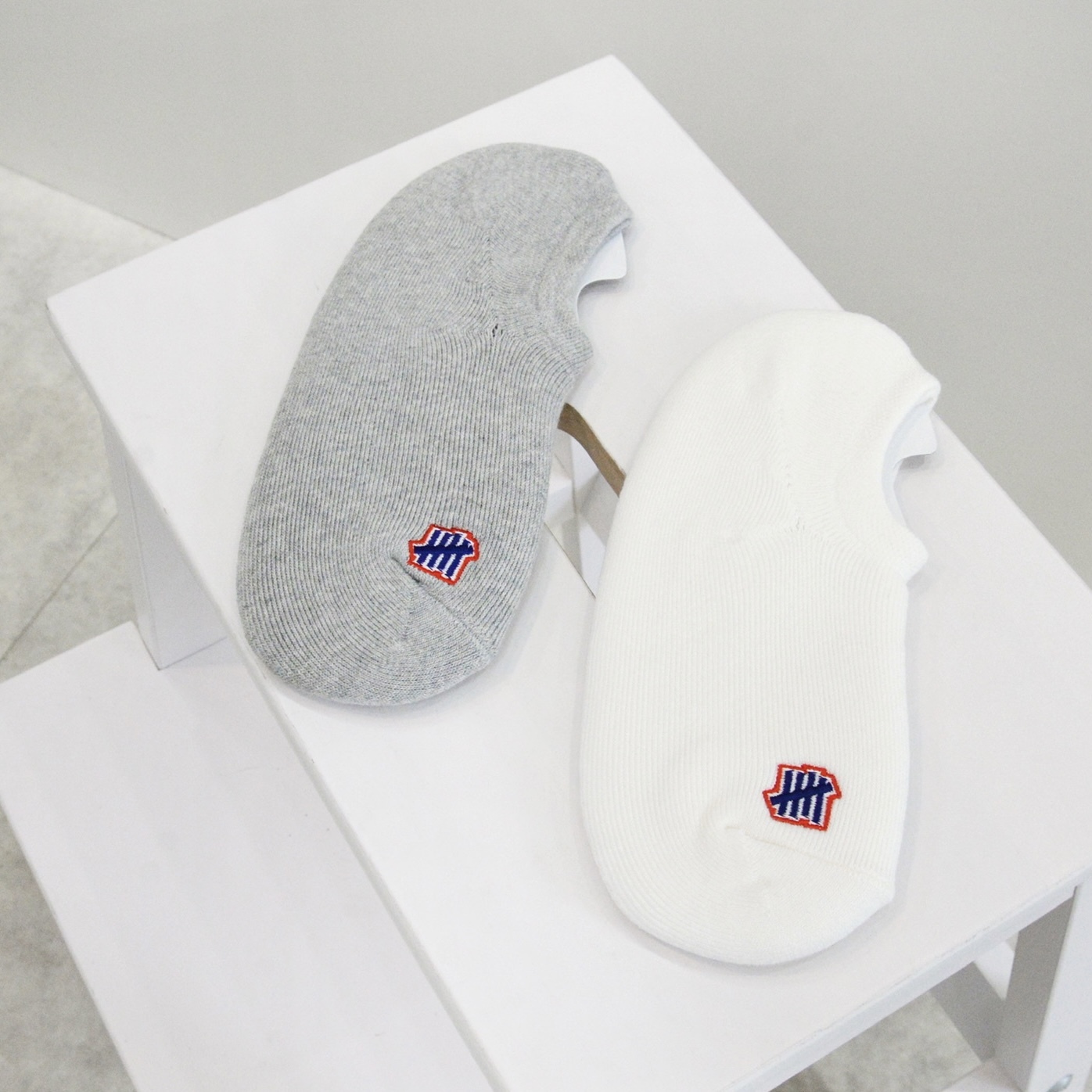 UNDEFEATED 船型襪 隱形襪 刺繡LOGO 灰 白