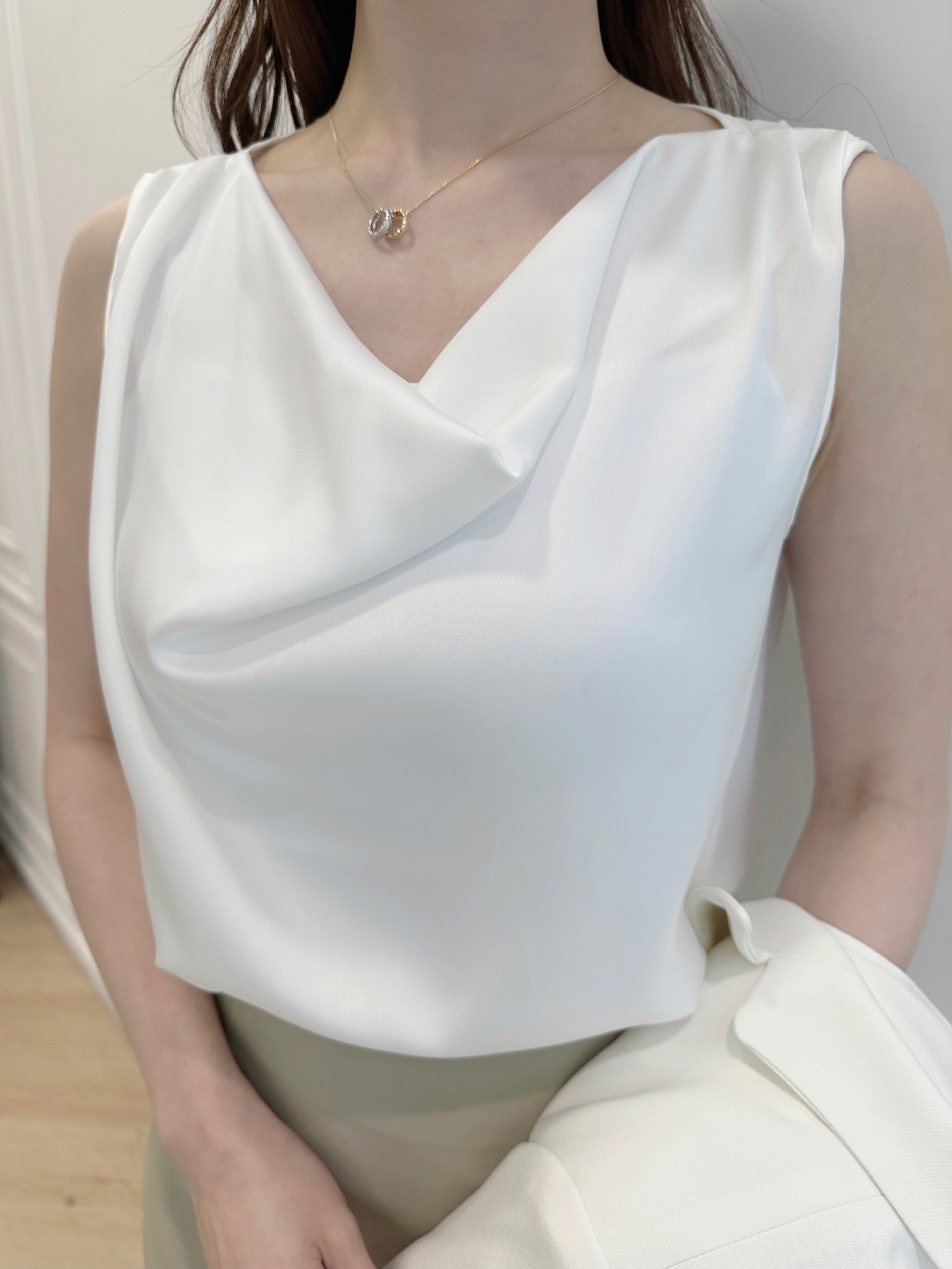 光澤垂墜領背心