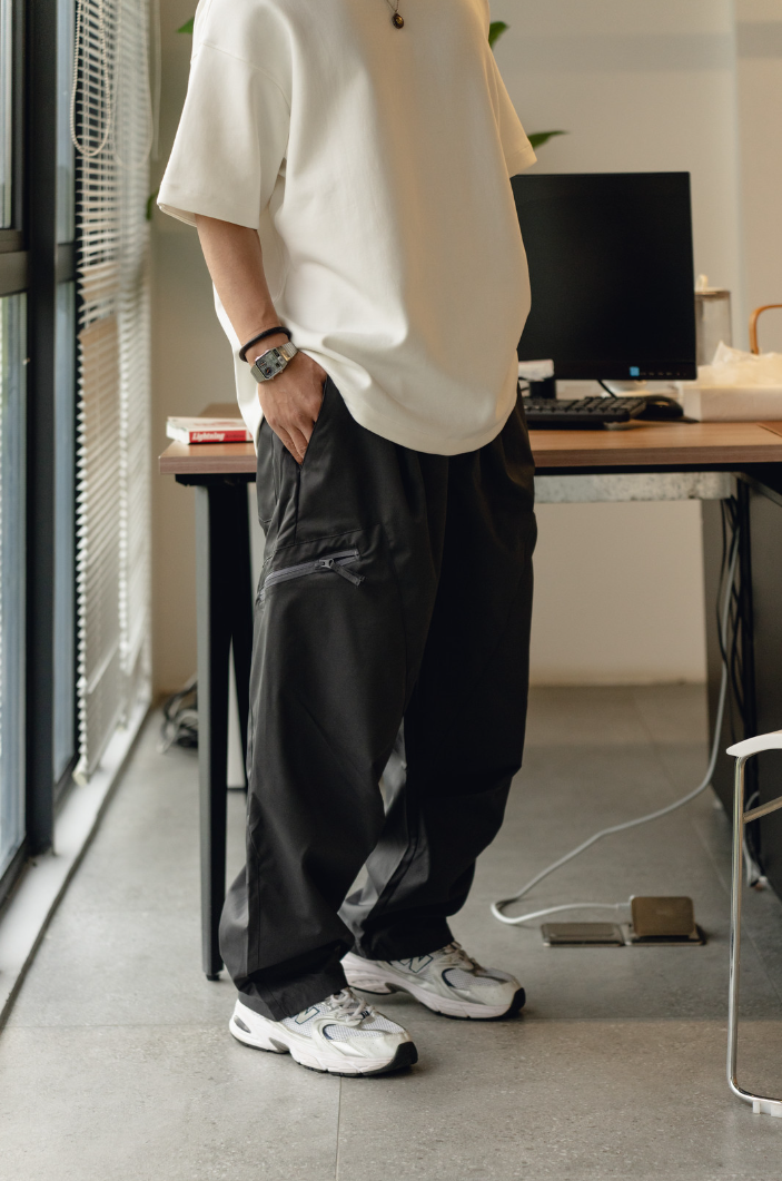 機能防水抗汙面料，帥帥廓形微錐休閒褲。