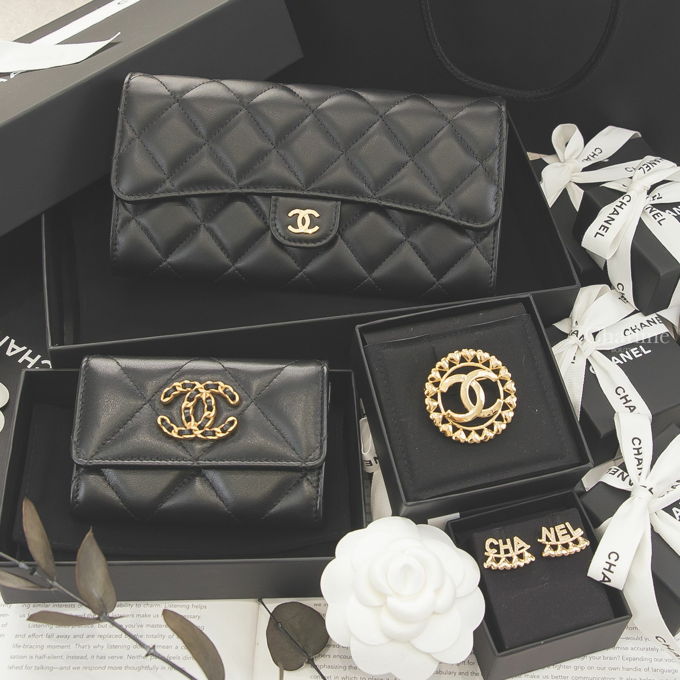 Chanel Classic Long Flap Wallet 黑色金CC小羊皮菱格紋酒紅內裡前釦式長夾,黑色金鍊帶CC大菱格羊皮前釦式零錢包,金色水鑽字母反向愛心不對稱耳環,金色CC愛心環繞邊框圓形胸針-Charline Boutique 精品代購