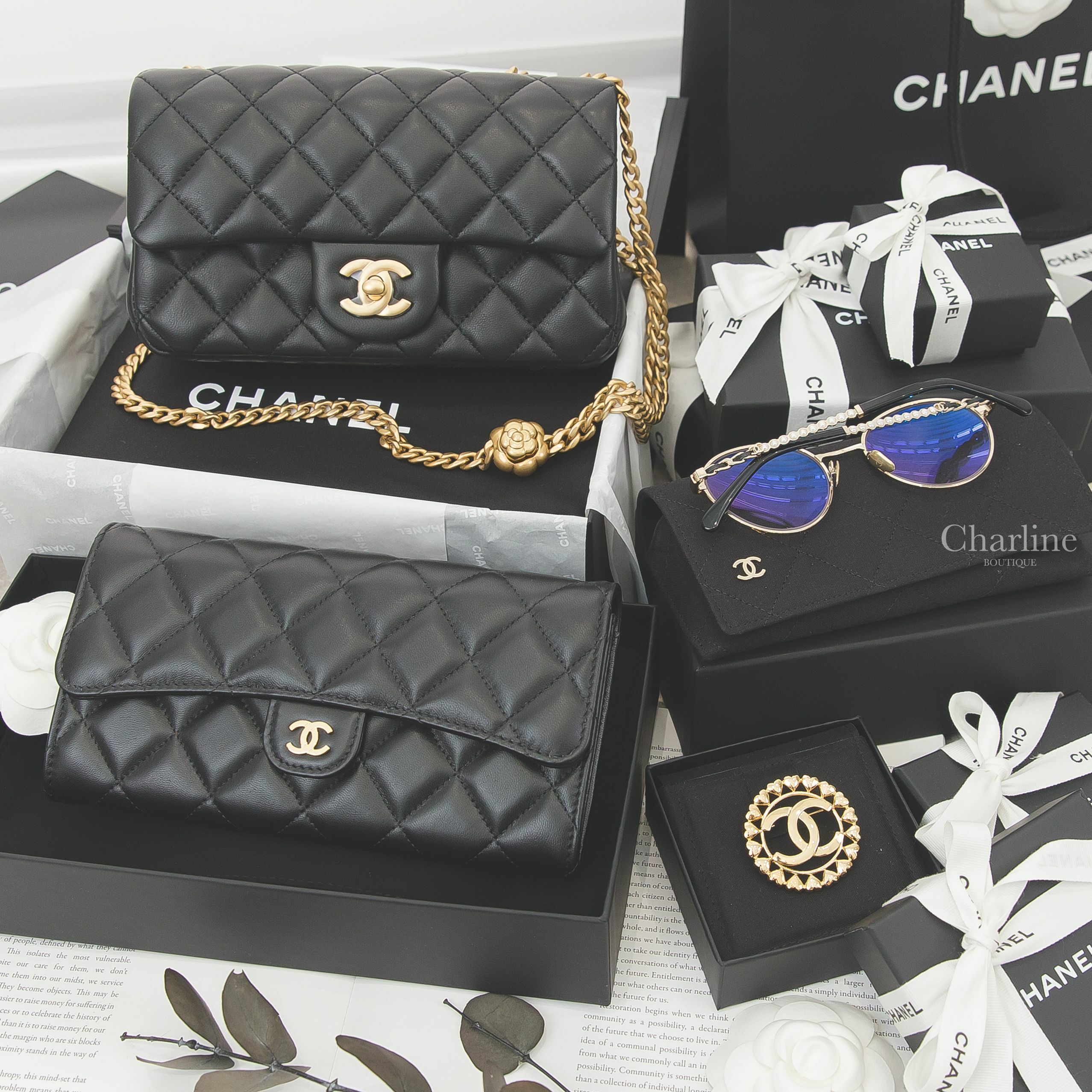 Chanel 黑色金CC小羊皮菱格紋酒紅內裡前釦式長夾,金色CC愛心環繞邊框圓形胸針,黑色金CC金色山茶花鍊帶20cm小羊皮菱格紋手提肩背包,金色圓框側邊皮穿鍊珍珠CC藍光鏡片平光眼鏡-Charline Boutique 精品代購