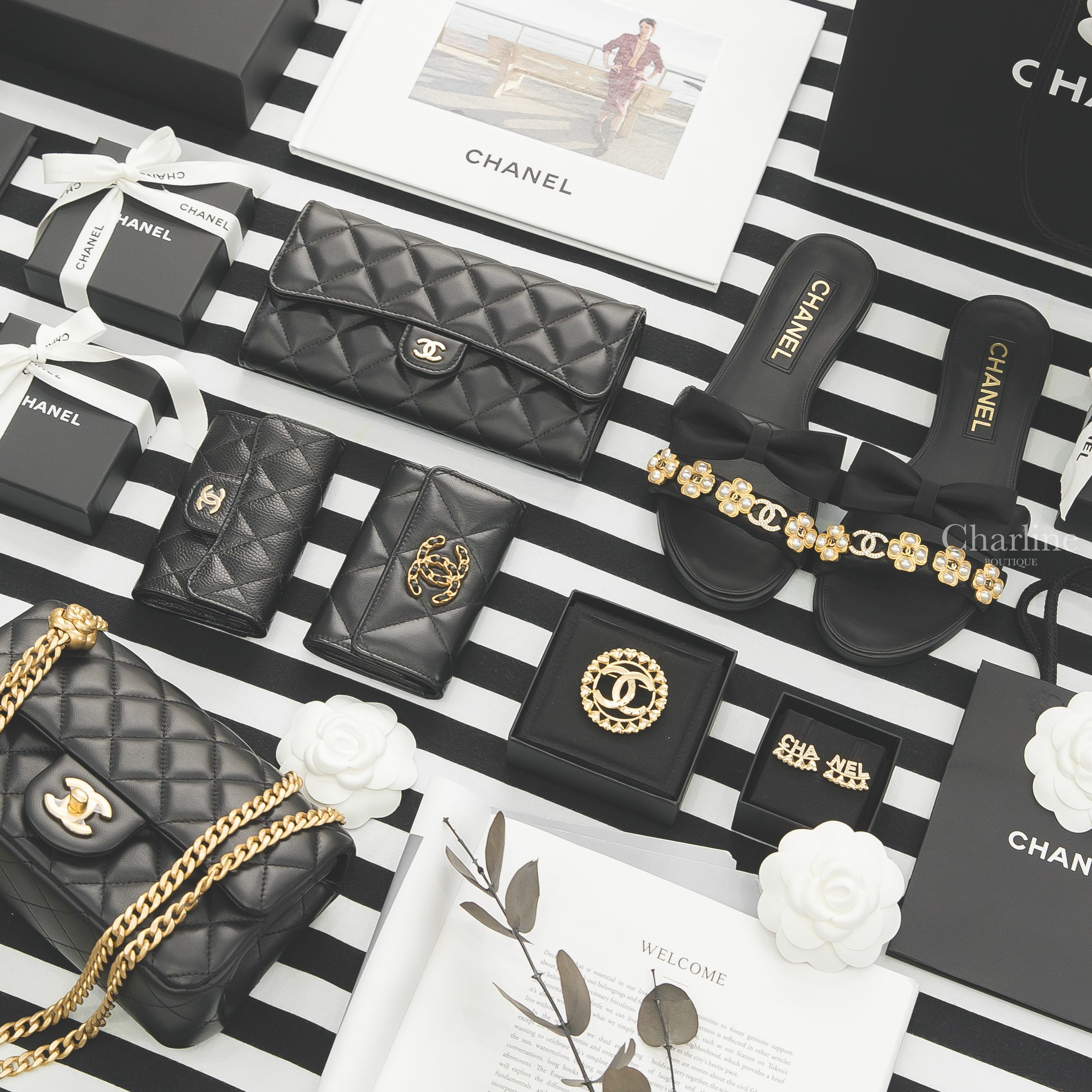 Chanel 黑色金CC小羊皮菱格紋長夾,黑色金鍊帶cc羊皮零錢包,金色水鑽字母反向愛心耳環,金色CC愛心環繞胸針,黑色金色山茶花鍊帶小羊皮肩背包,黑色金CC酒紅內裡荔枝紋零錢夾,黑色珍珠蝴蝶結小羊皮拖鞋-Charline Boutique 精品代購