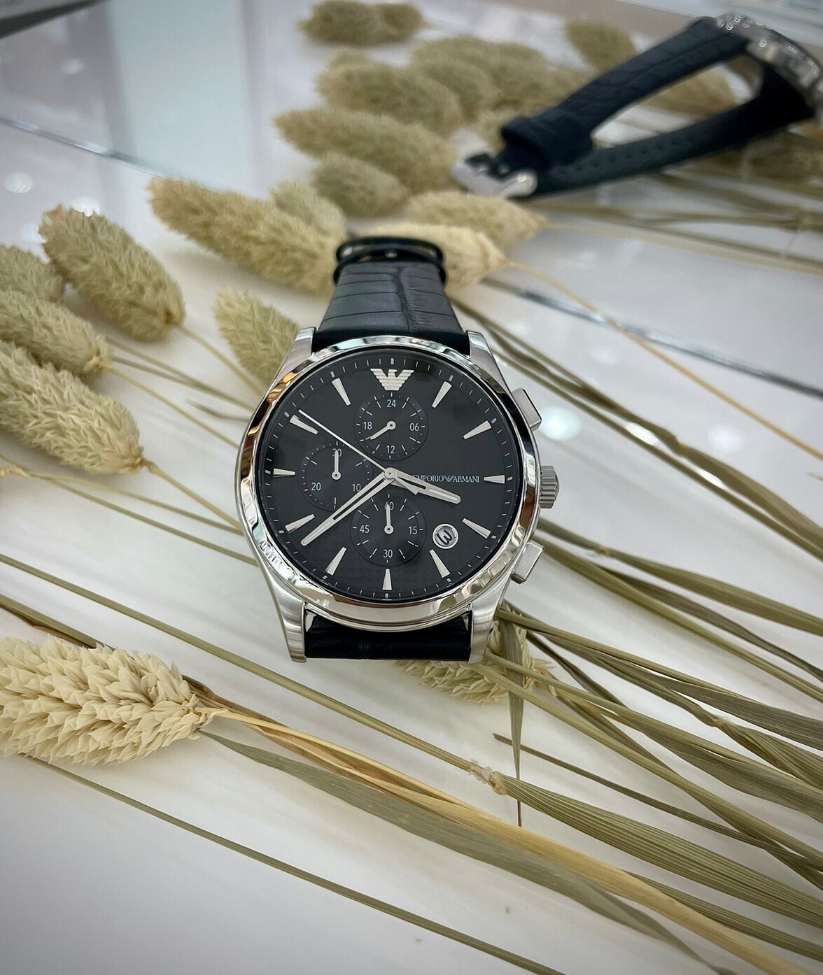 【EMPORIO ARMANI 亞曼尼】紳士經典黑面三眼皮革男錶 AR11530 40mm 現代鐘錶