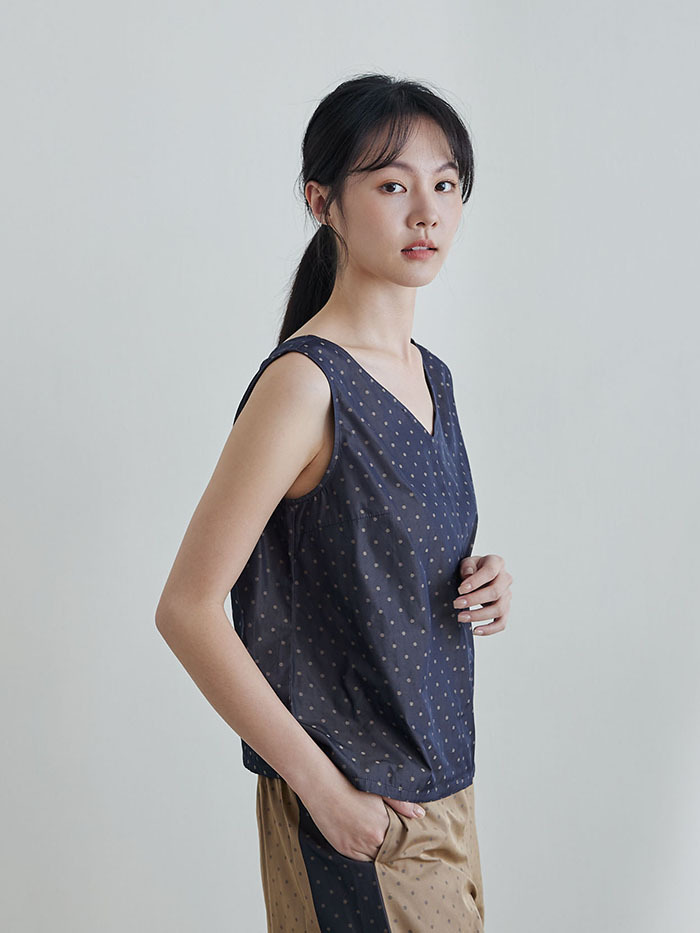 小憩時光V領無袖背心上衣-黑可可