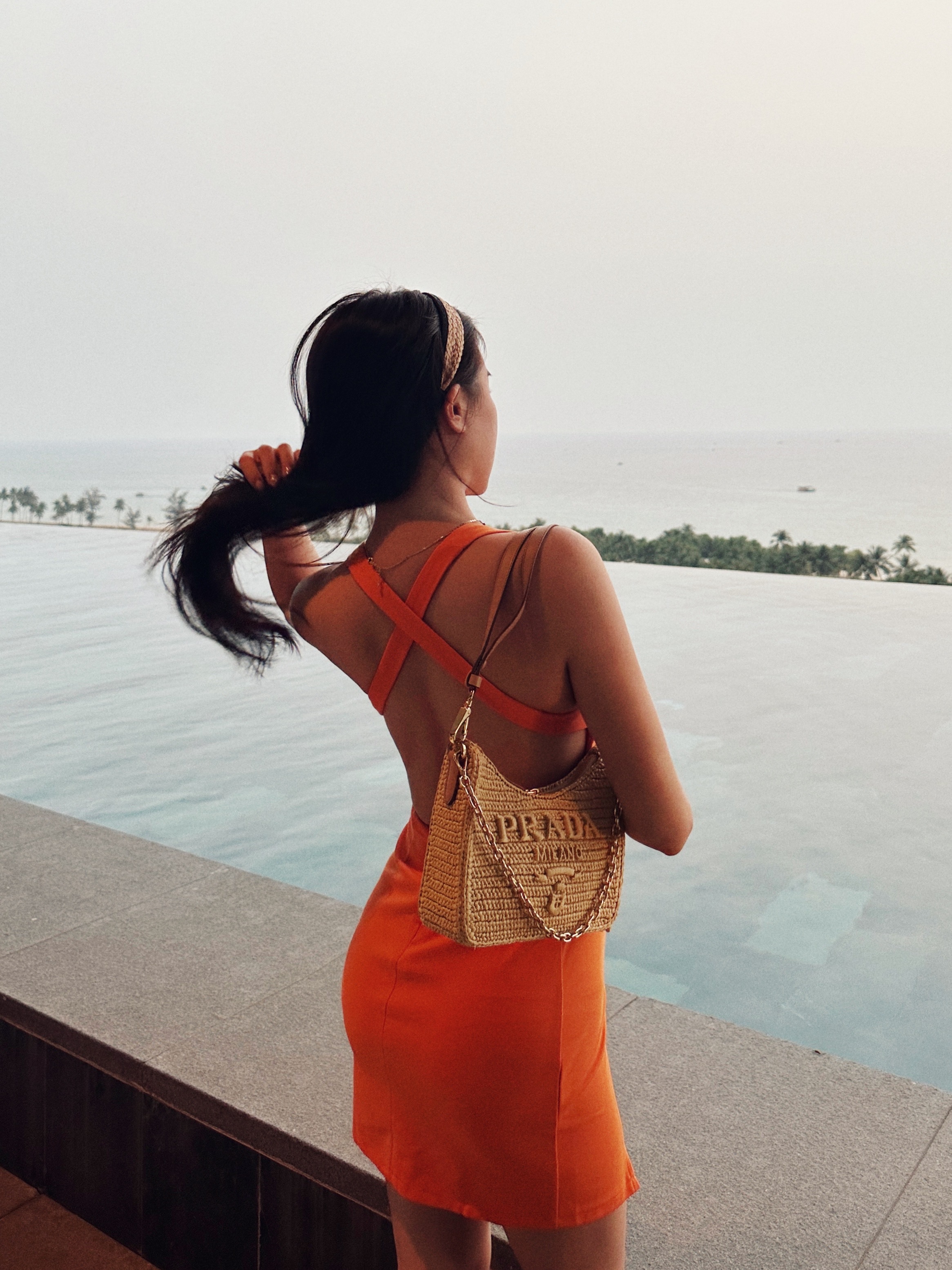 Solar power 交叉露背小開衩洋裝