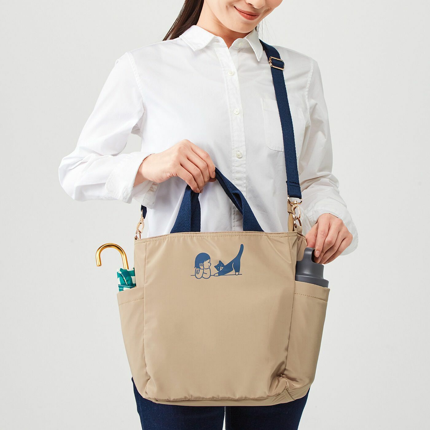 抱著與貓咪便利肩包
