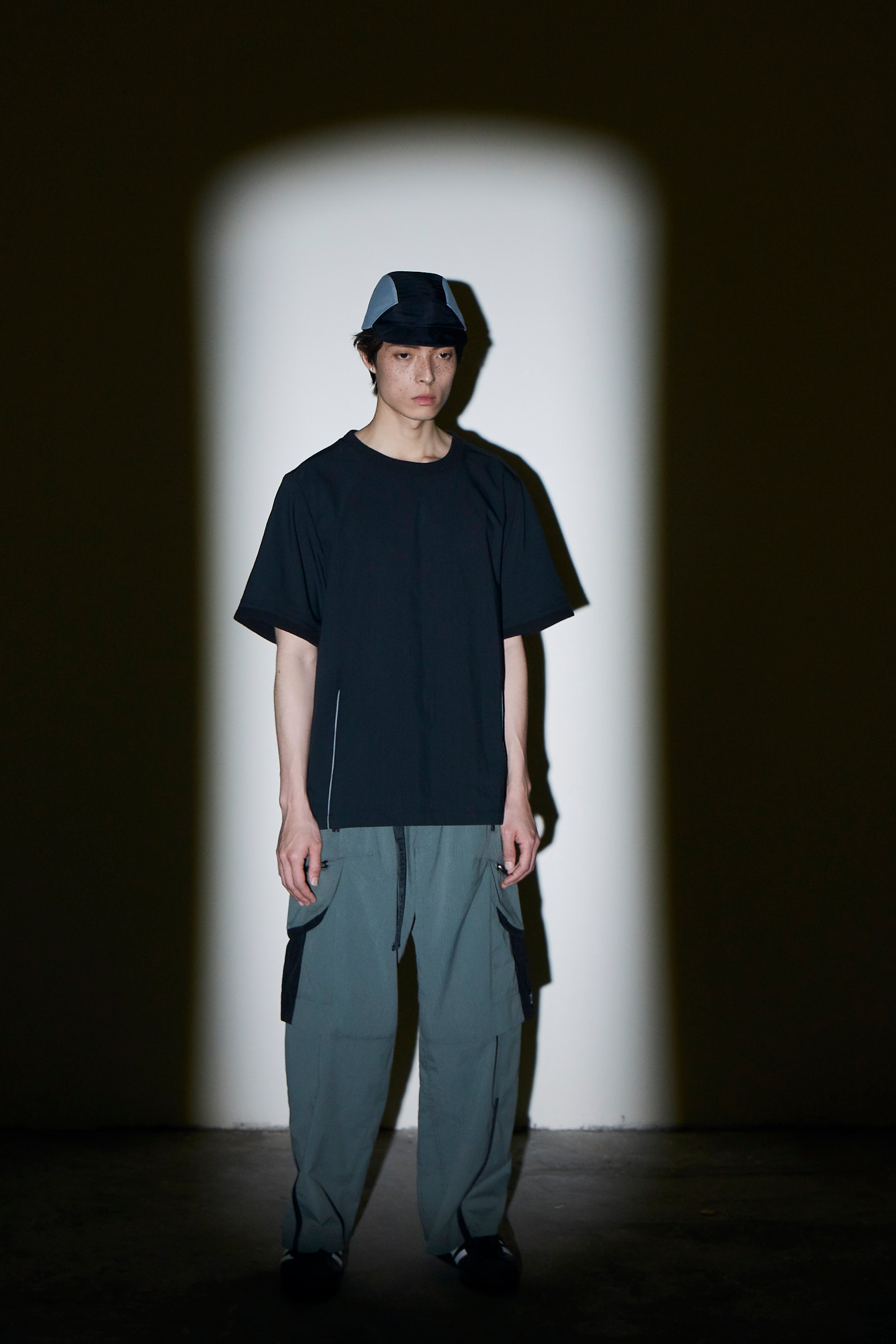 須線條剪接上衣- 黑