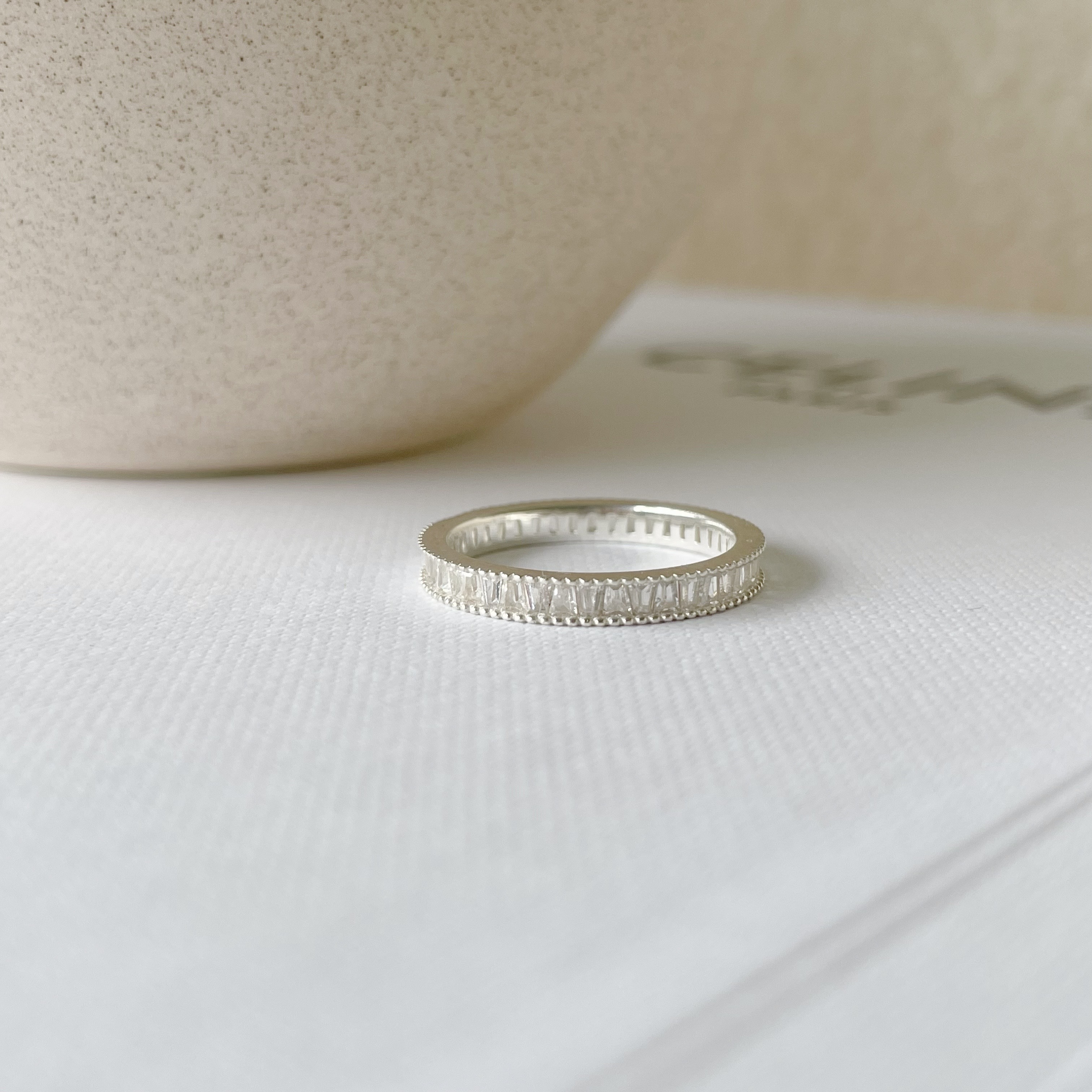 整圈滾邊梯鋯戒指