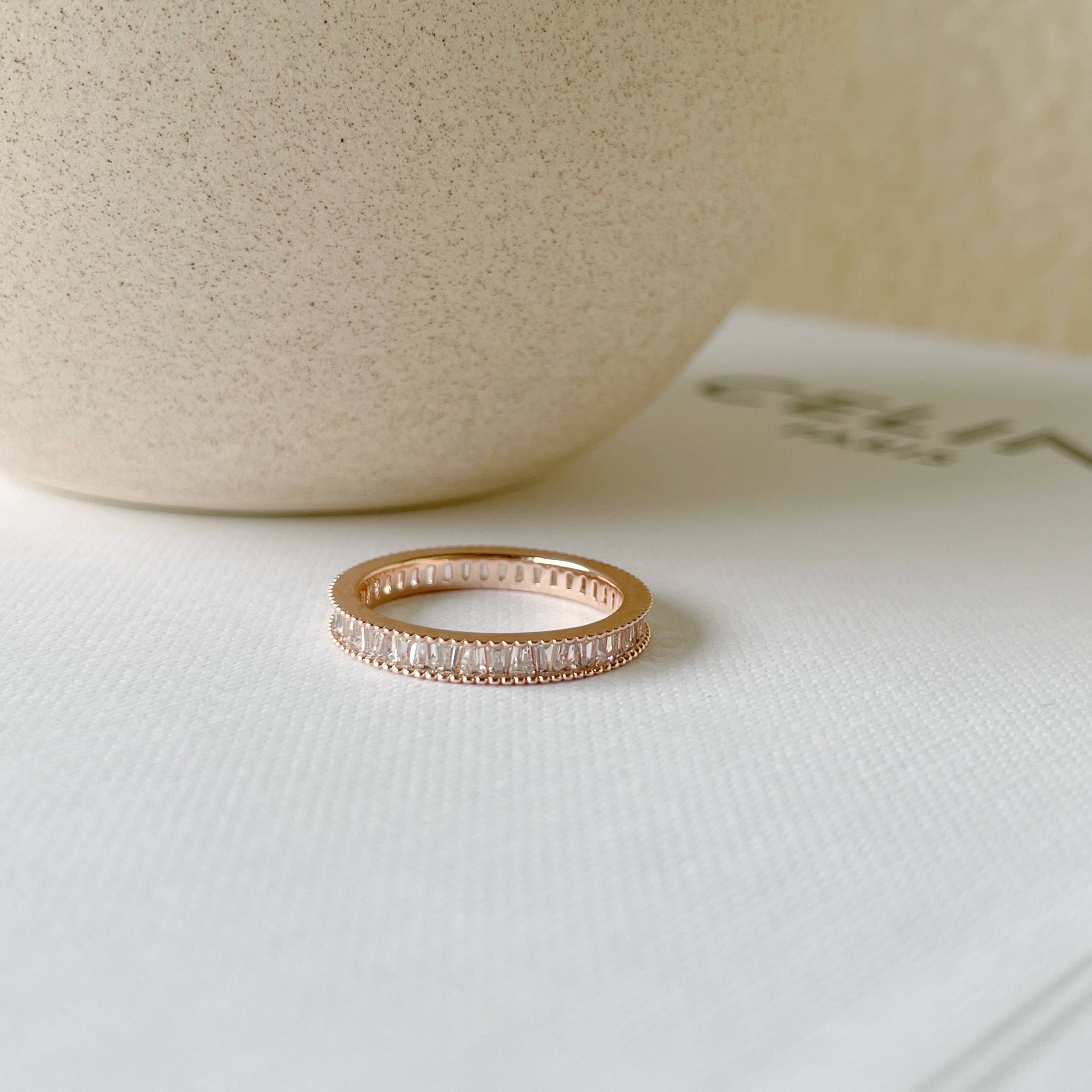 整圈滾邊梯鋯戒指