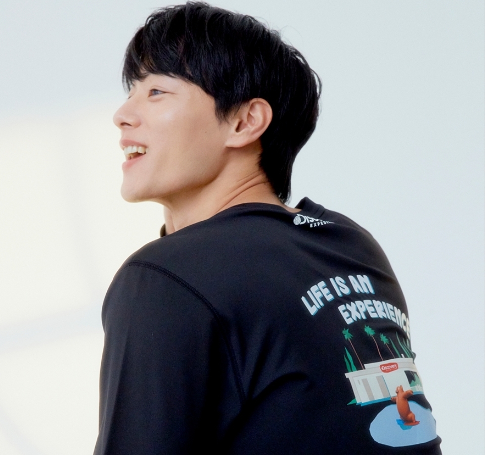 韓國代購 Discovery Expedition 背後圖案 防水上衣 長袖 防曬 黑 APR-