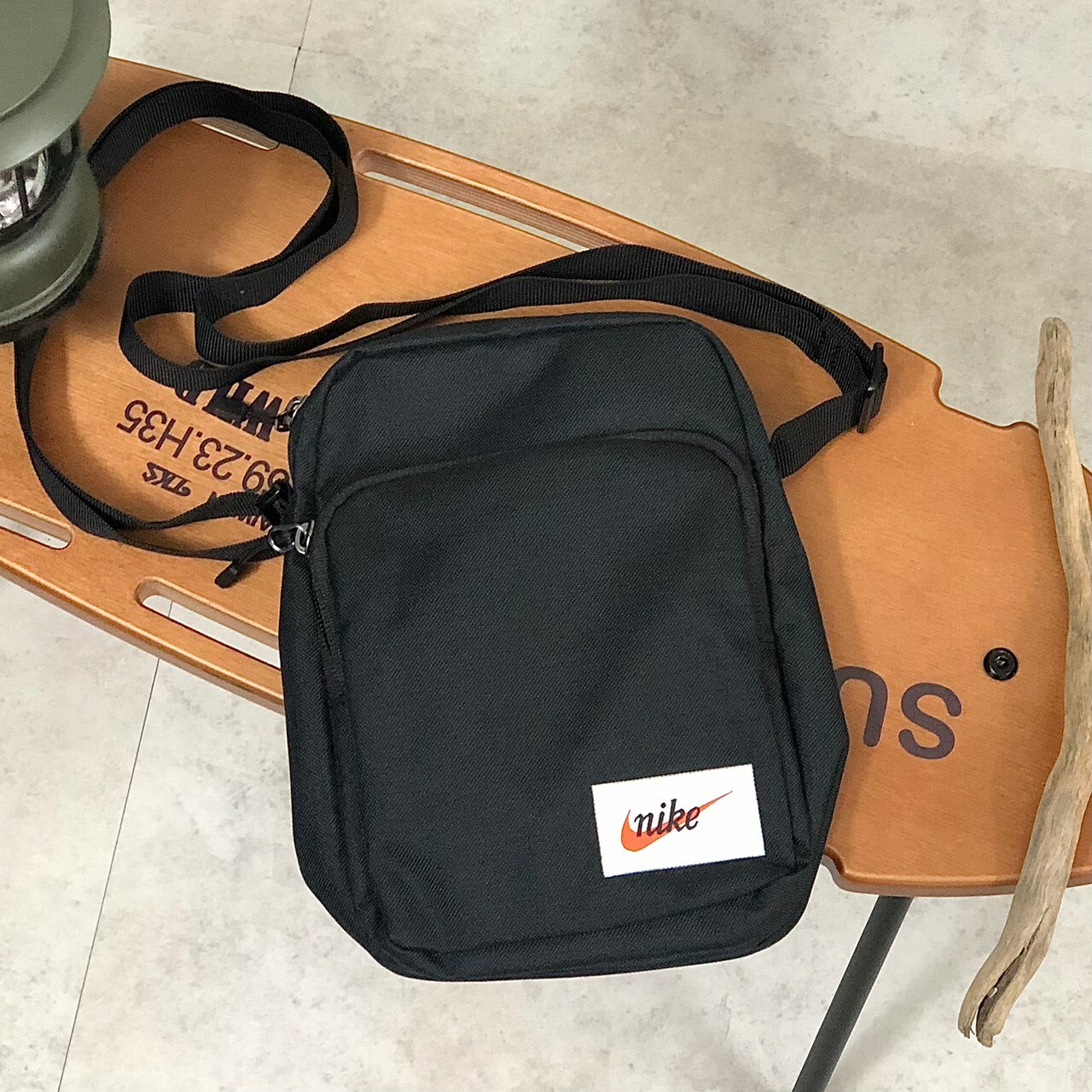 Nike 復古黑紅 Logo 側背 小包 CK0988-010