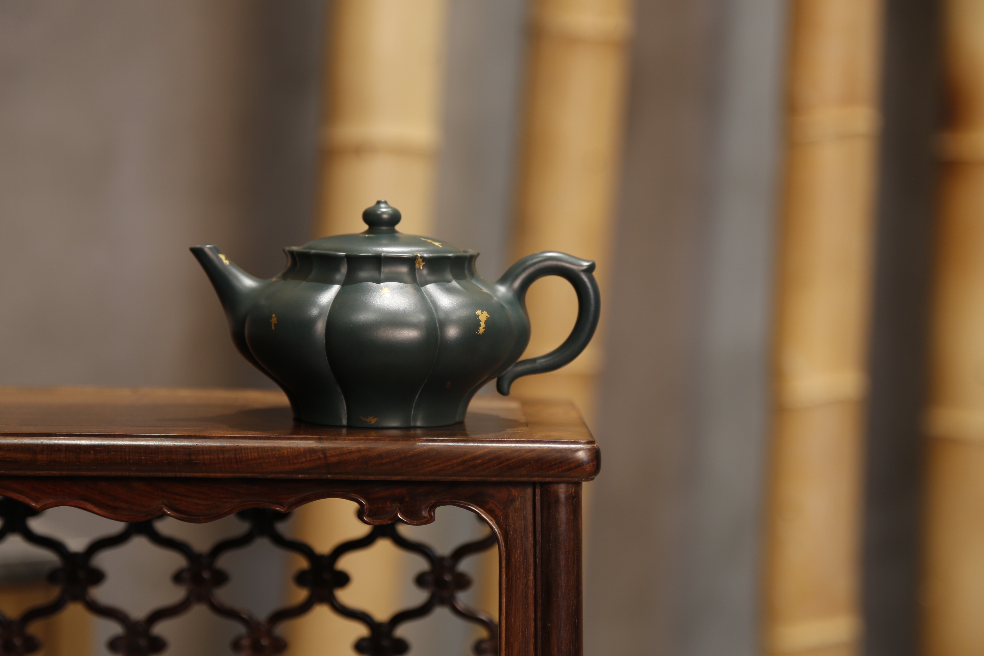 【禪墩 • 碧蓮】-- 俯視此壺，如一朵盛開之蓮，香氣沁脾。