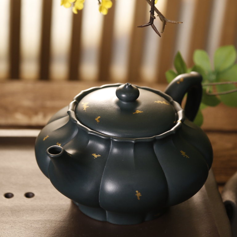 【禪墩 • 碧蓮】-- 俯視此壺，如一朵盛開之蓮，香氣沁脾。