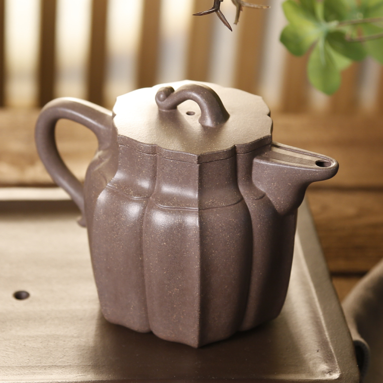 【禪墩 • 僧帽】-- 經典僧帽壺化形為筋紋器，亦能感受安靜祥和之美。