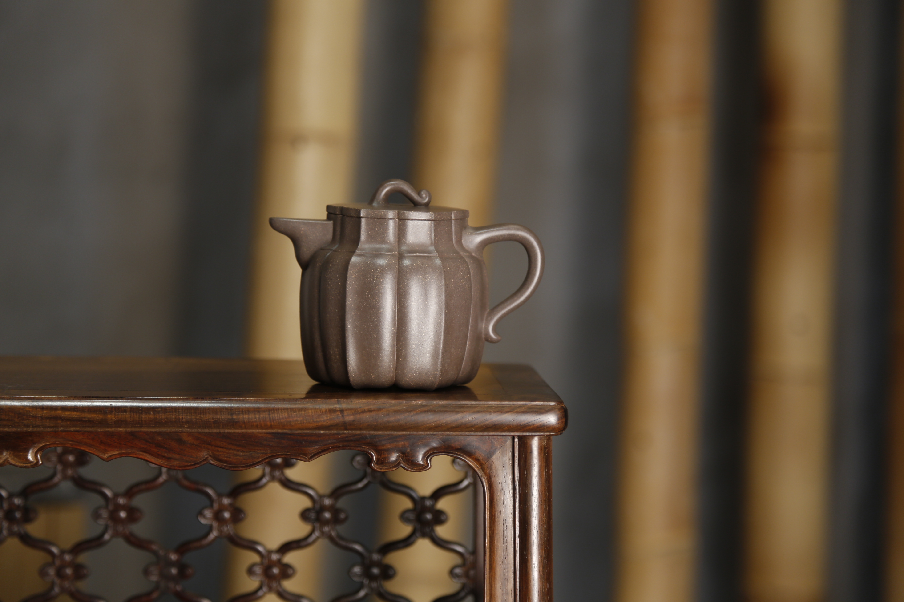 【禪墩 • 僧帽】-- 經典僧帽壺化形為筋紋器，亦能感受安靜祥和之美。