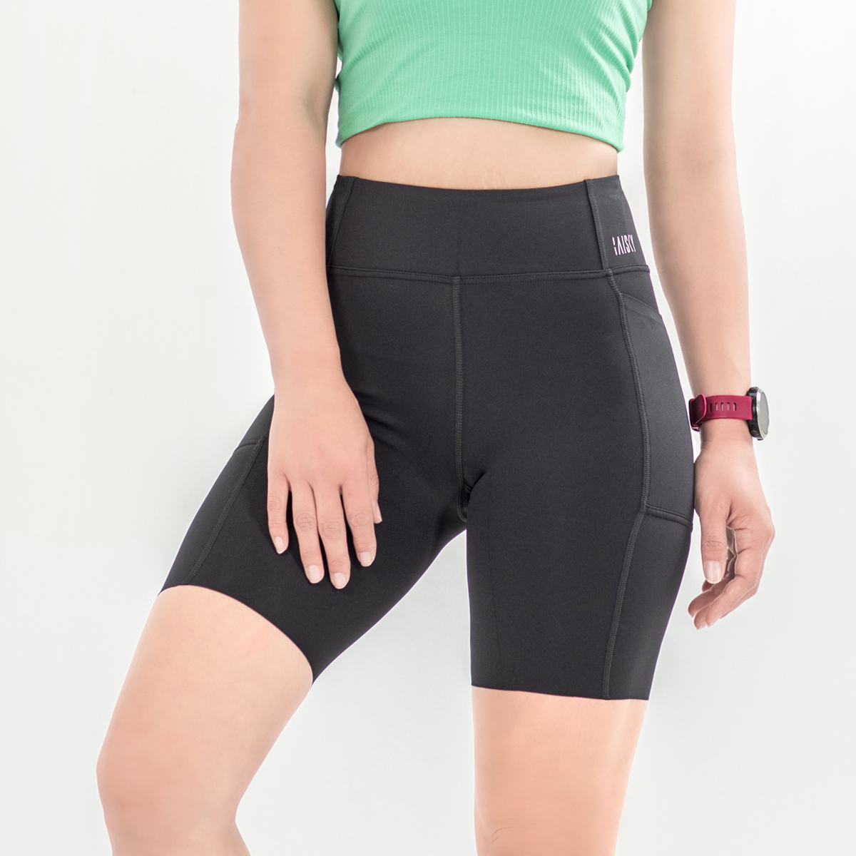 女款彈力健身五分短褲 黑