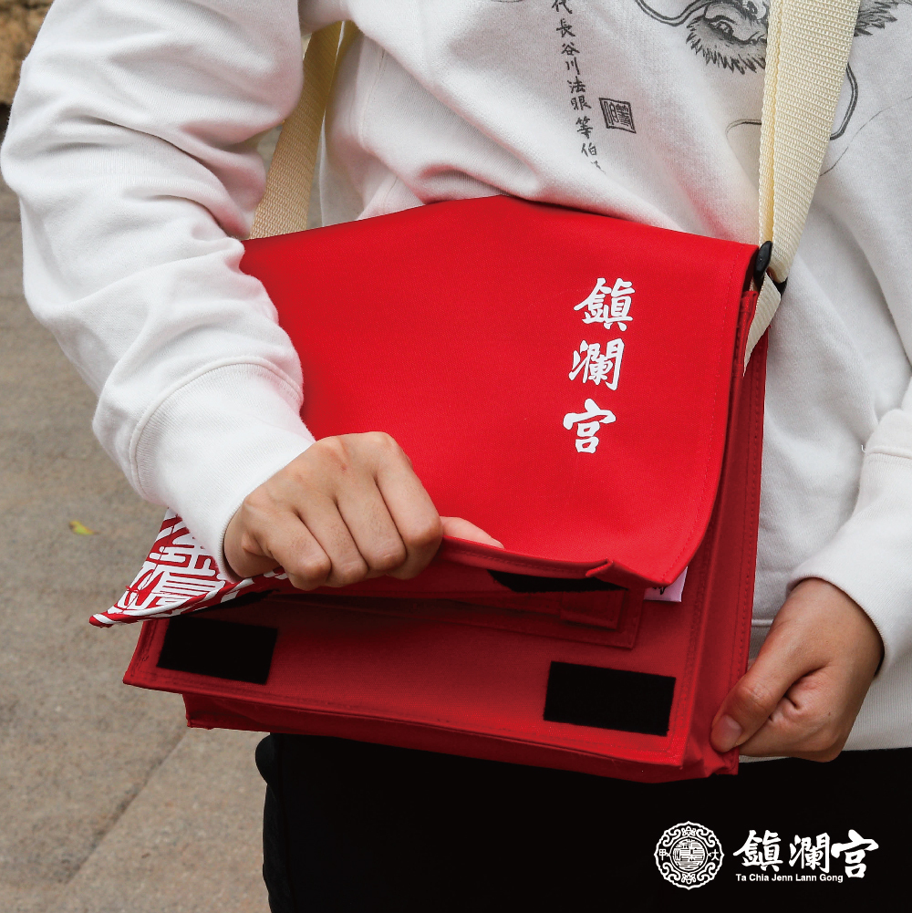 掀蓋側背包-紅色宮徽款｜經典小書包｜男女不拘｜簡約好搭【鎮瀾宮】