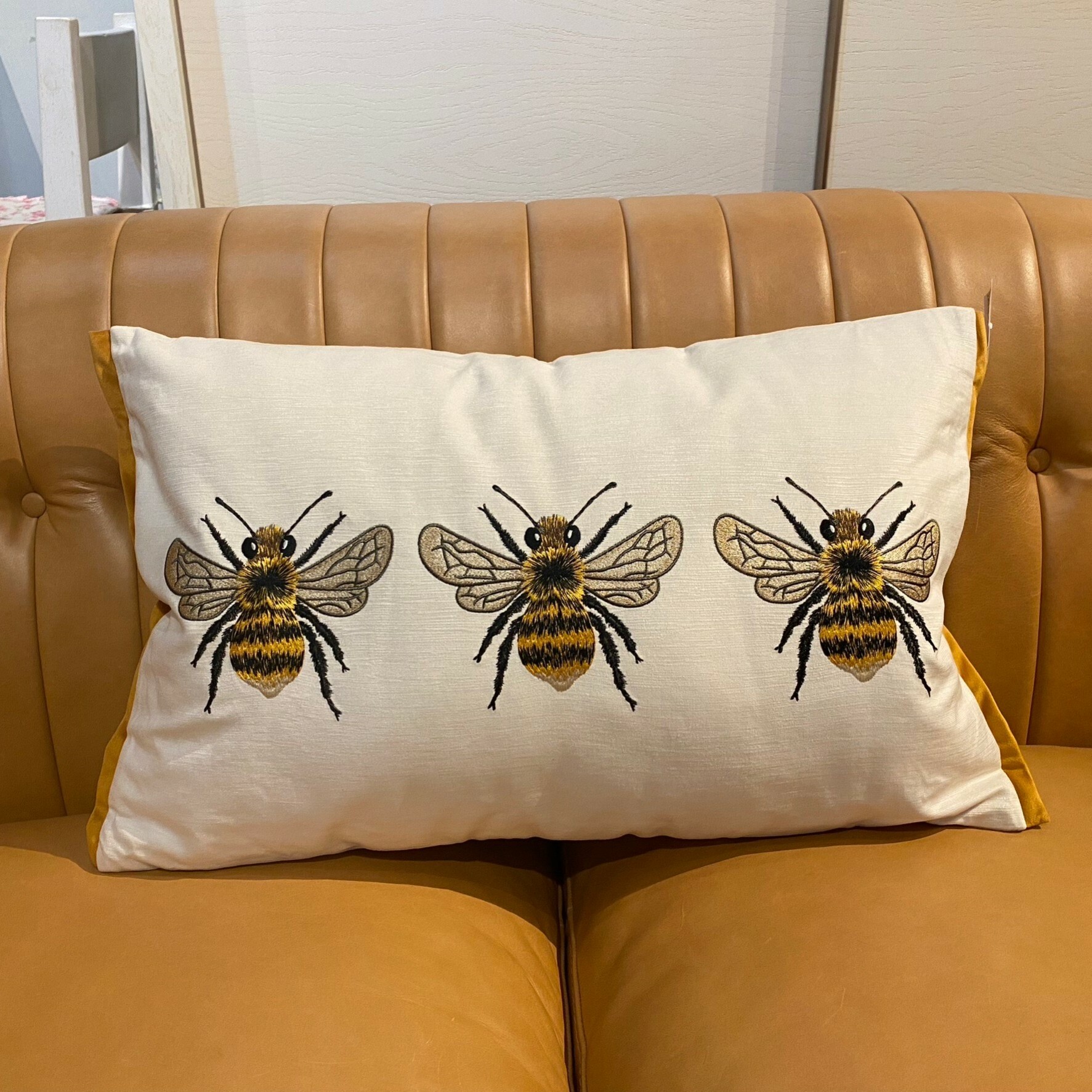 刺繡腰枕-蜜蜂