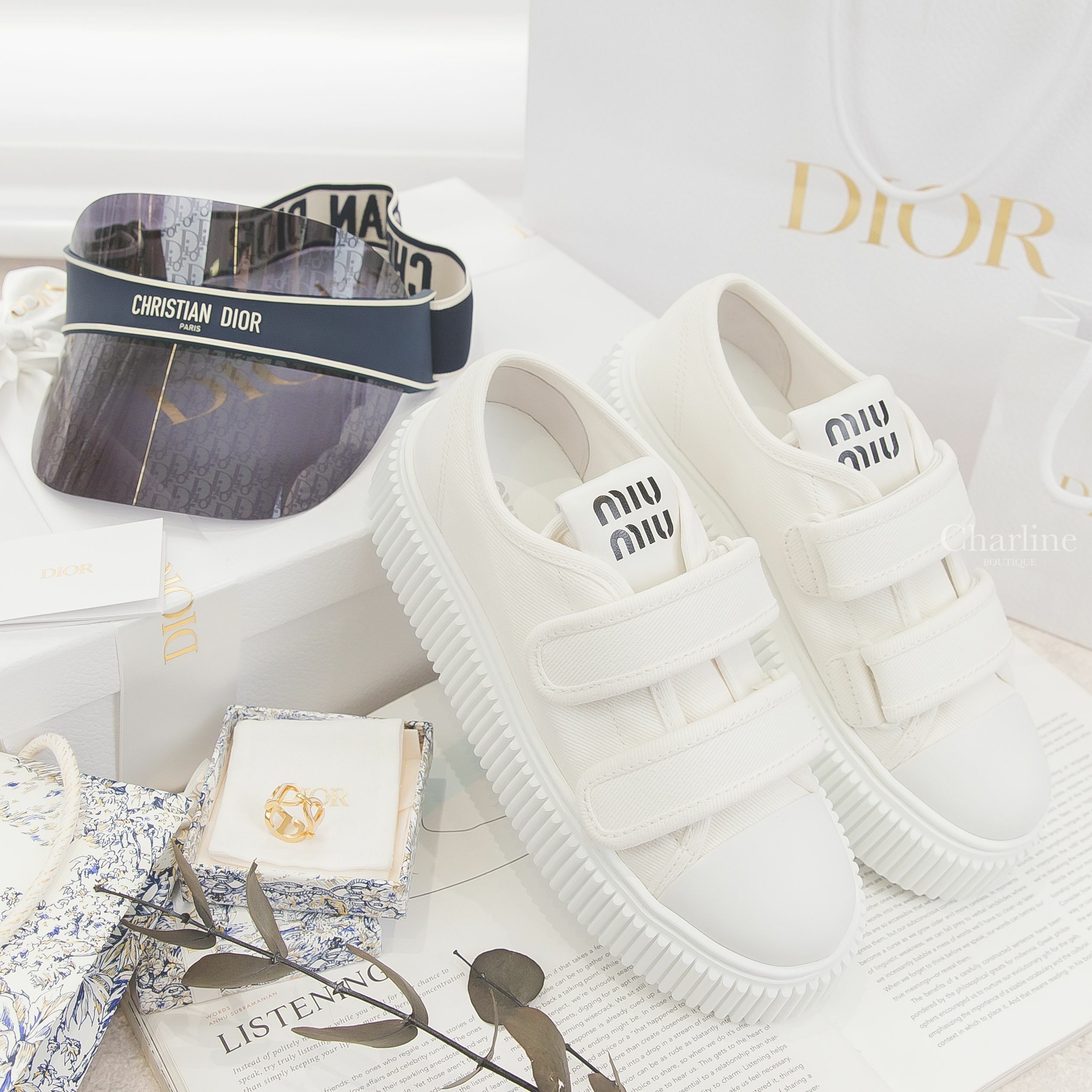 Dior 30 Montaigne Ring 金色金屬沙粉色CD蒙田戒指,MiuMiu Denim Sneakers 白色黑字單寧魔鬼氈厚底運動鞋,Dior 藍色滿版老花鏡面拼白色 Logo 字樣遮陽帽-Charline Boutique 精品代購